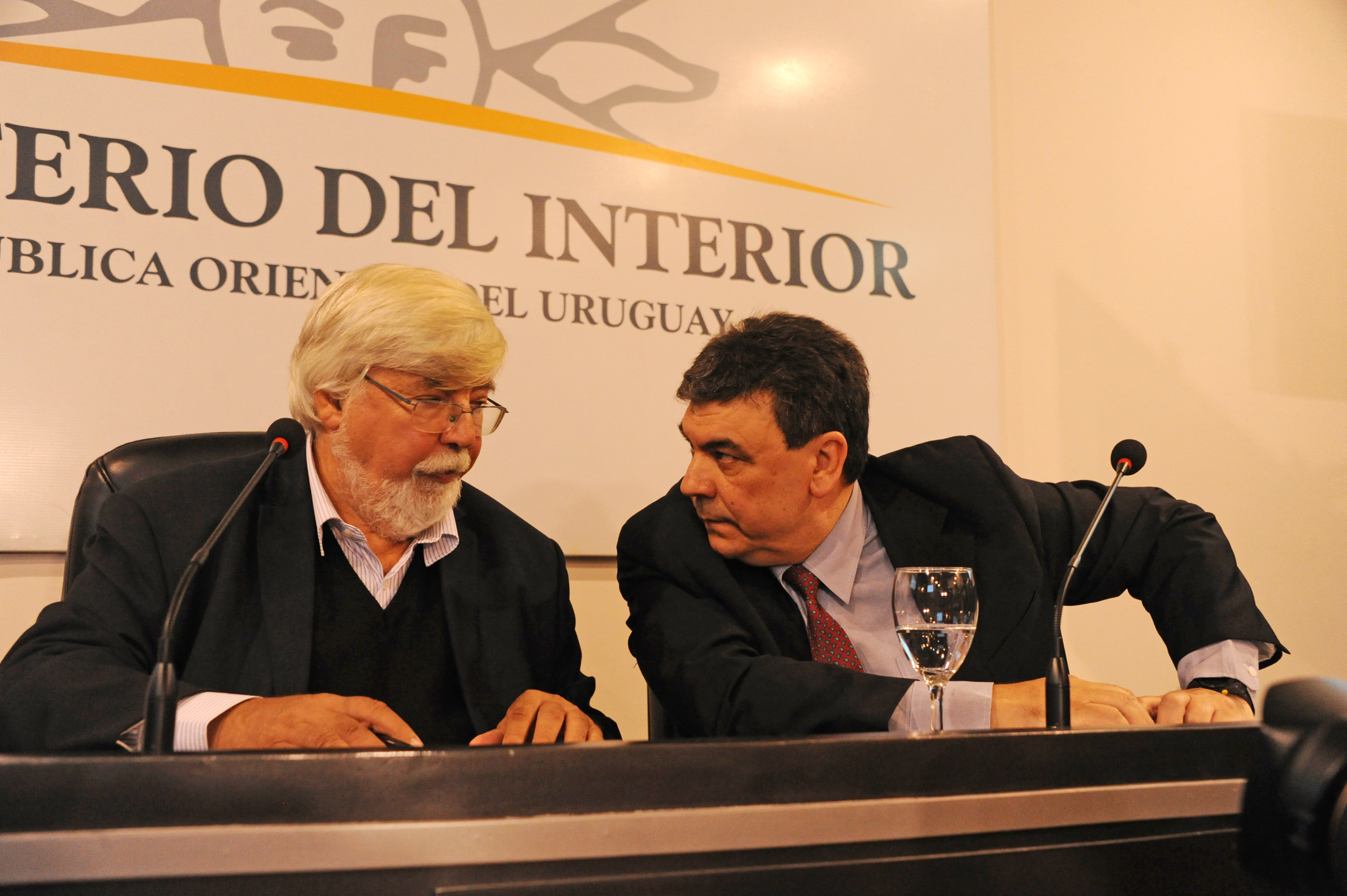 Ministro del Interior, Eduardo Bonomi, y director nacional de Policía, Mario Layera, en conferencia de prensa
