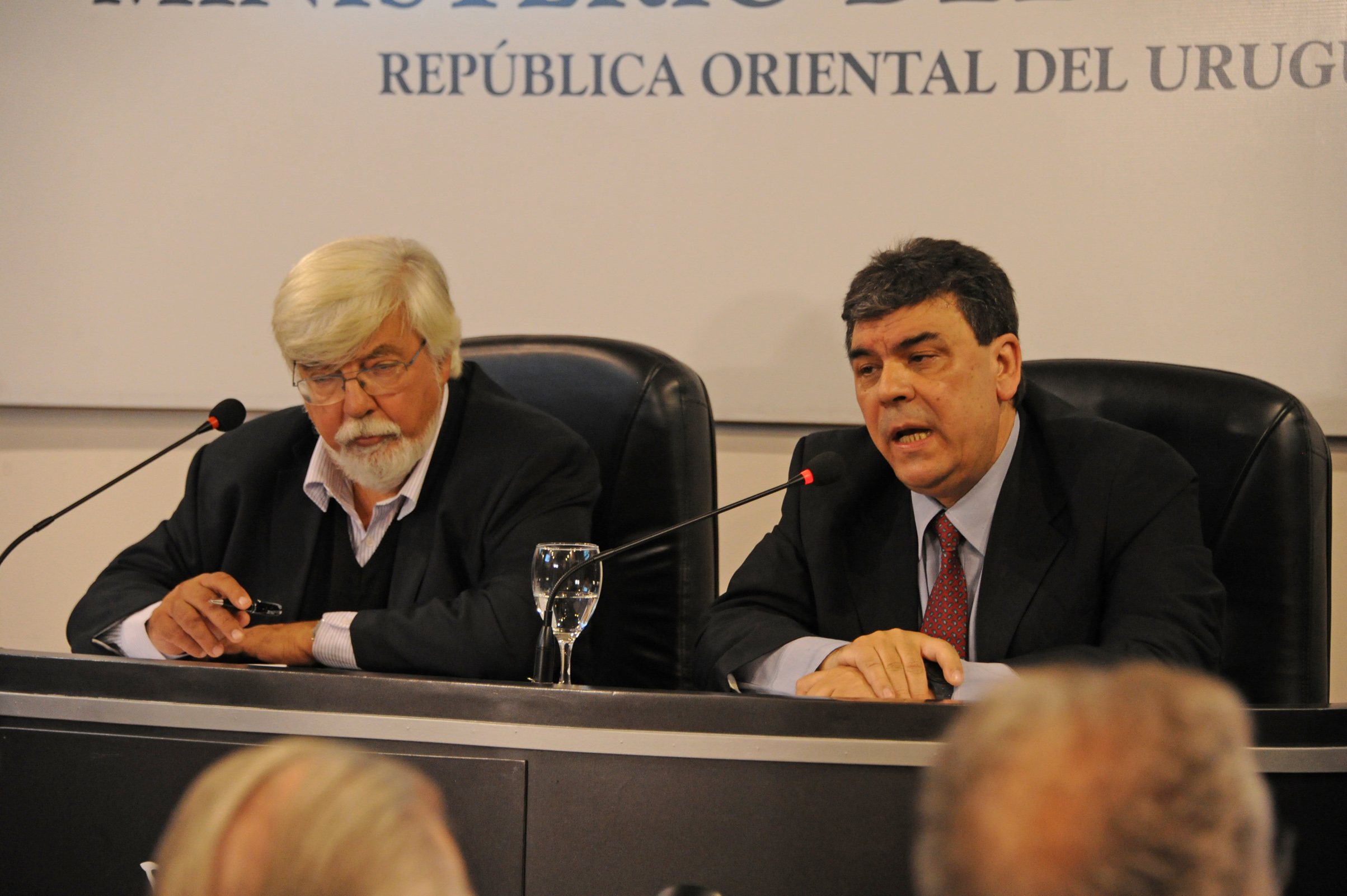Ministro del Interior, Eduardo Bonomi, y director nacional de Policía, Mario Layera, en conferencia de prensa