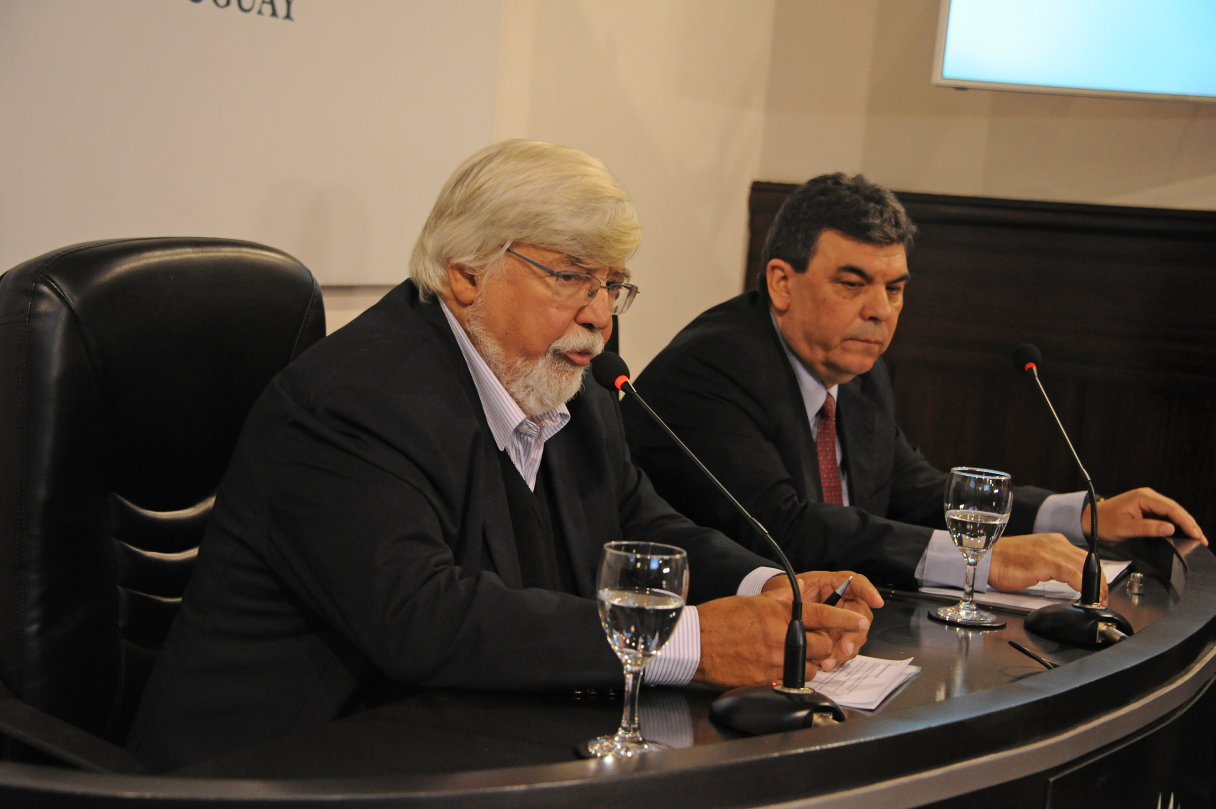 Ministro del Interior, Eduardo Bonomi, y director nacional de Policía, Mario Layera, en conferencia de prensa