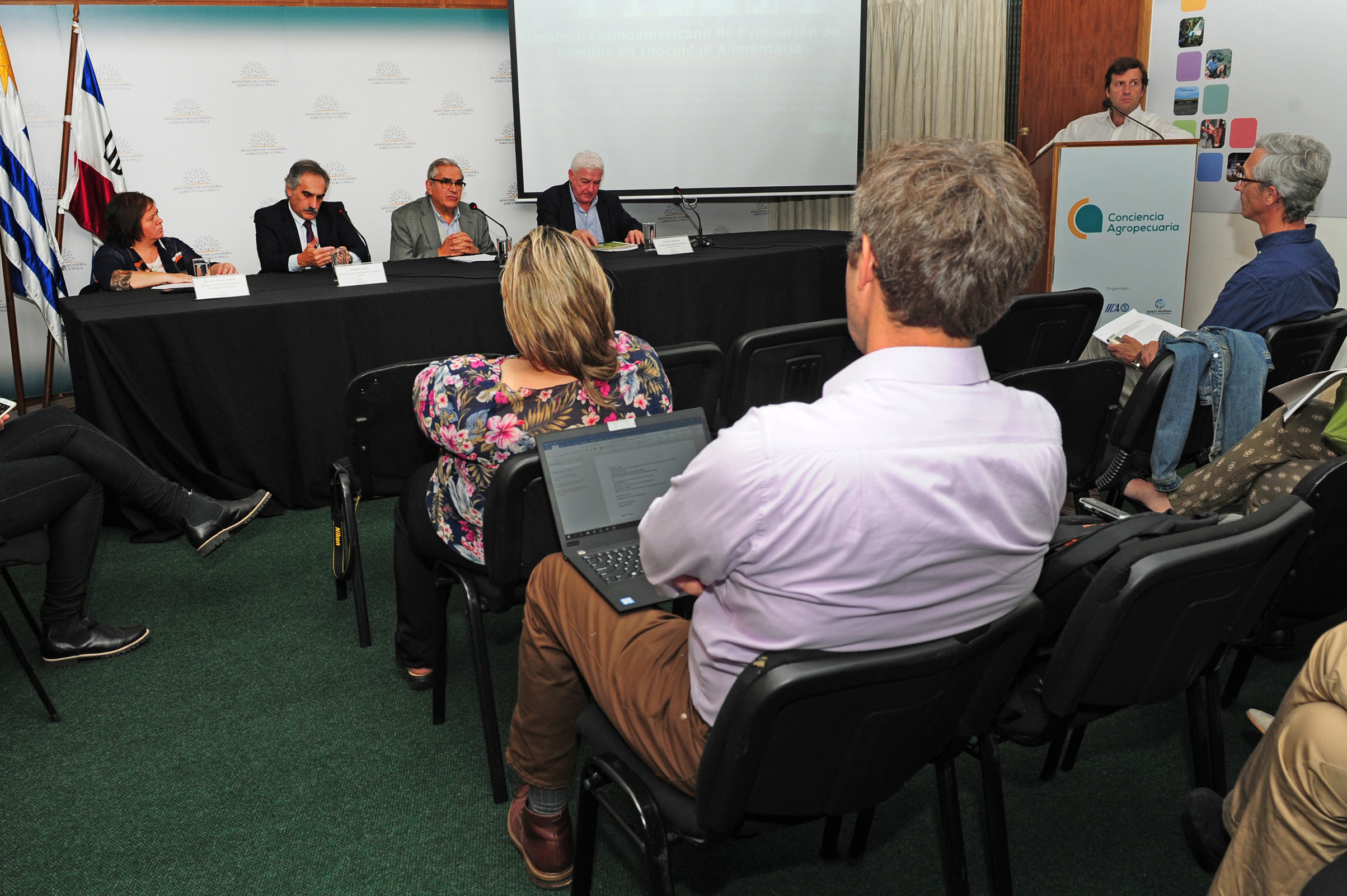 Conferencia de prensa en el Ministerio de Ganadería
