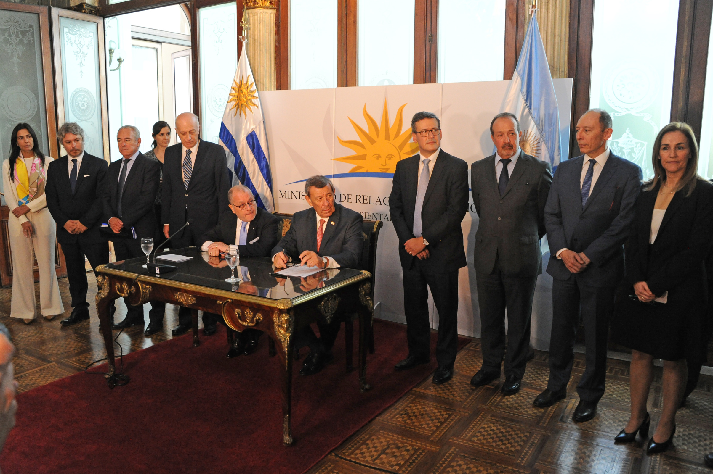 Canciller Rodolfo Nin Novoa y ministro de Relaciones Exteriores y Culto de Argentina, Jorge Fauire, durante la conferencia de prensa