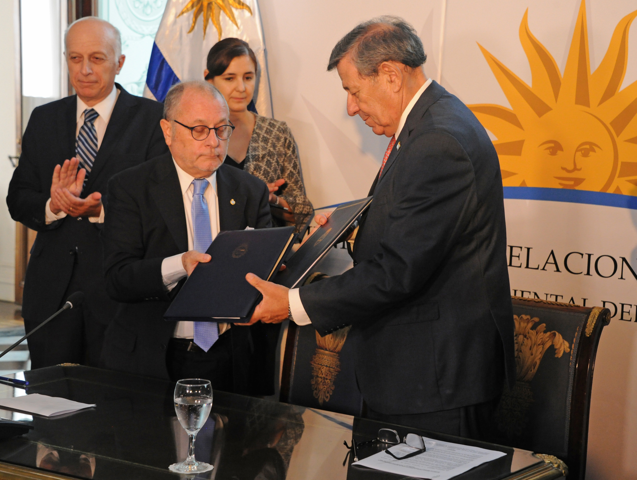 Ambos cancilleres realizan el intercambio protocolar de la documentación firmada