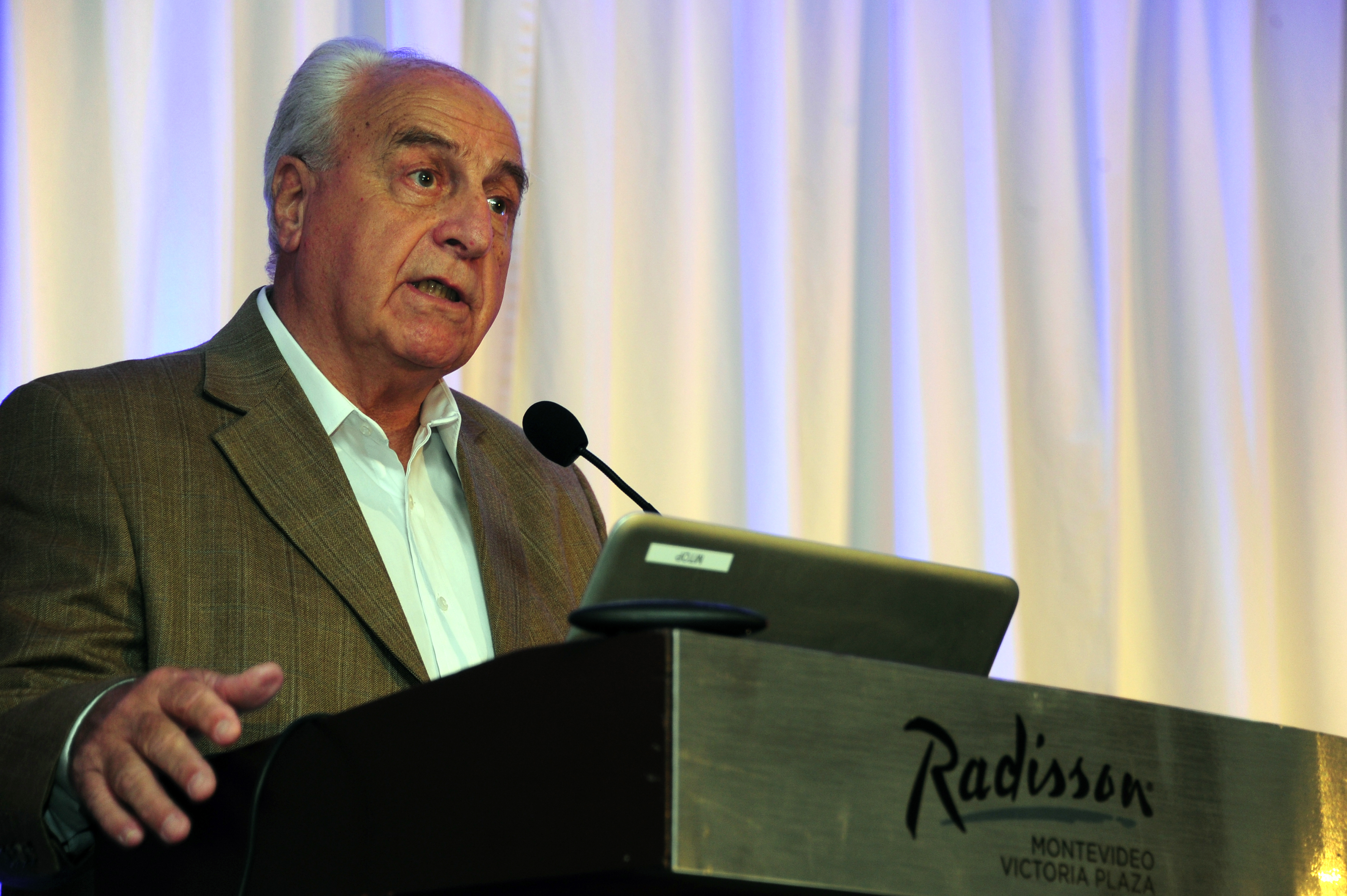 Ministro Víctor Rossi en presentación de Plan Maestro de Aviación Civil para Uruguay