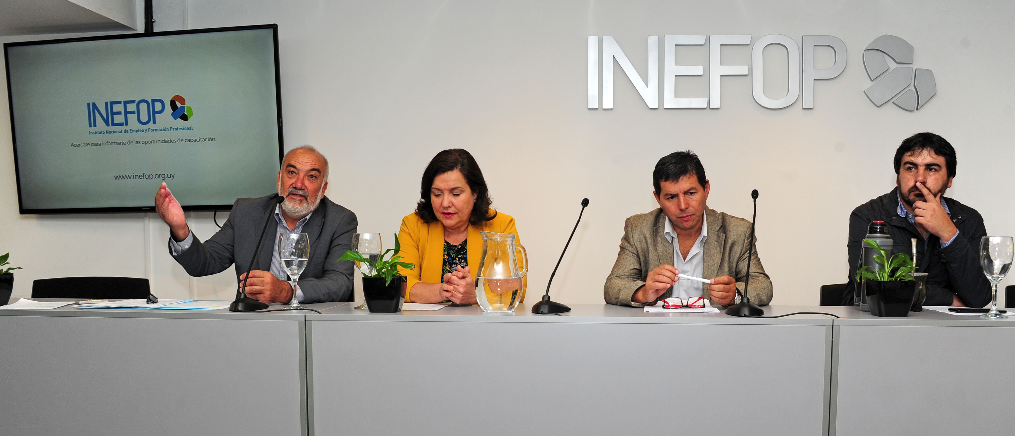 Autoridades en la presentación de becas para apoyo de estudiantes