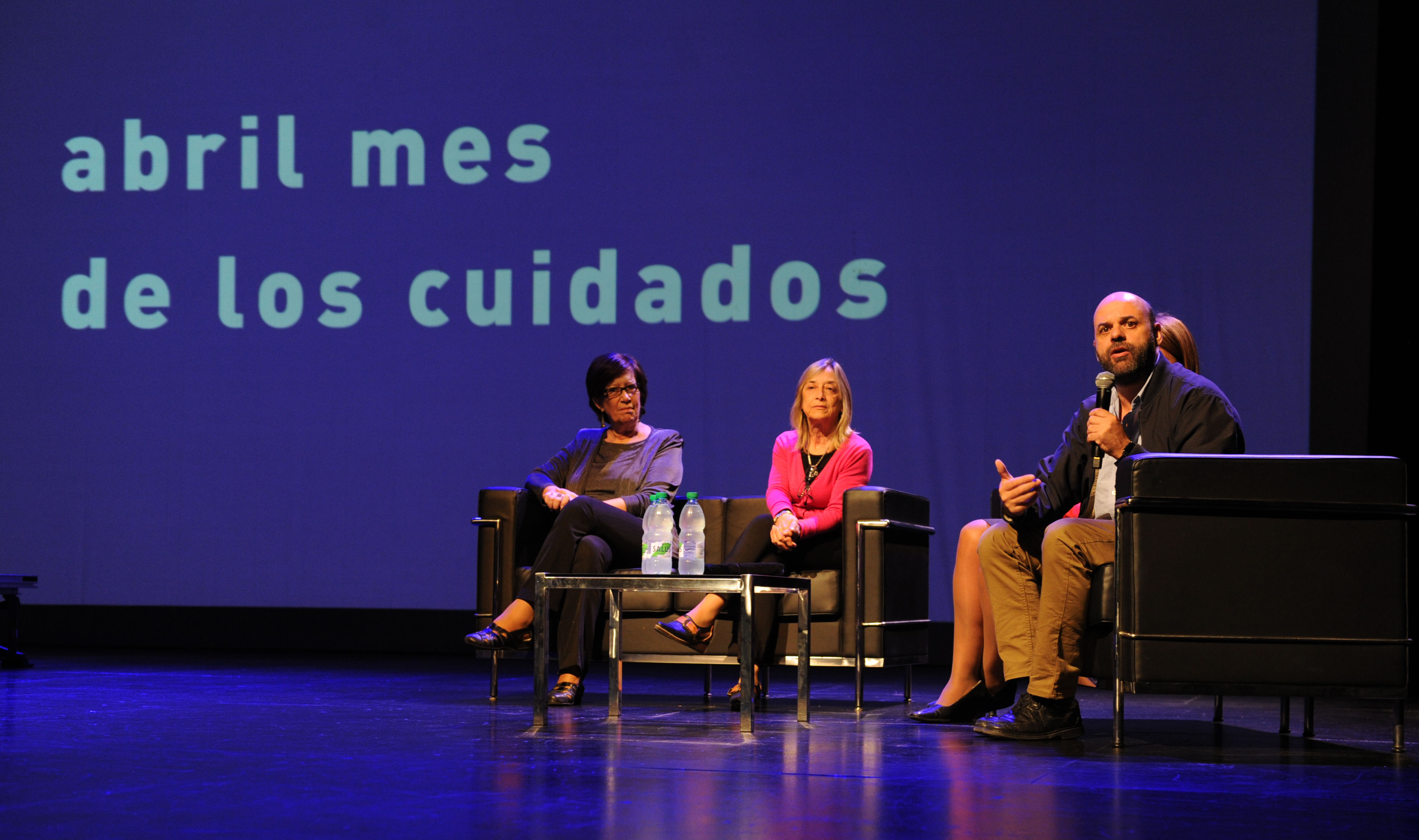 Entrega de certificados a egresados de curso básico e inscribe para especializaciones