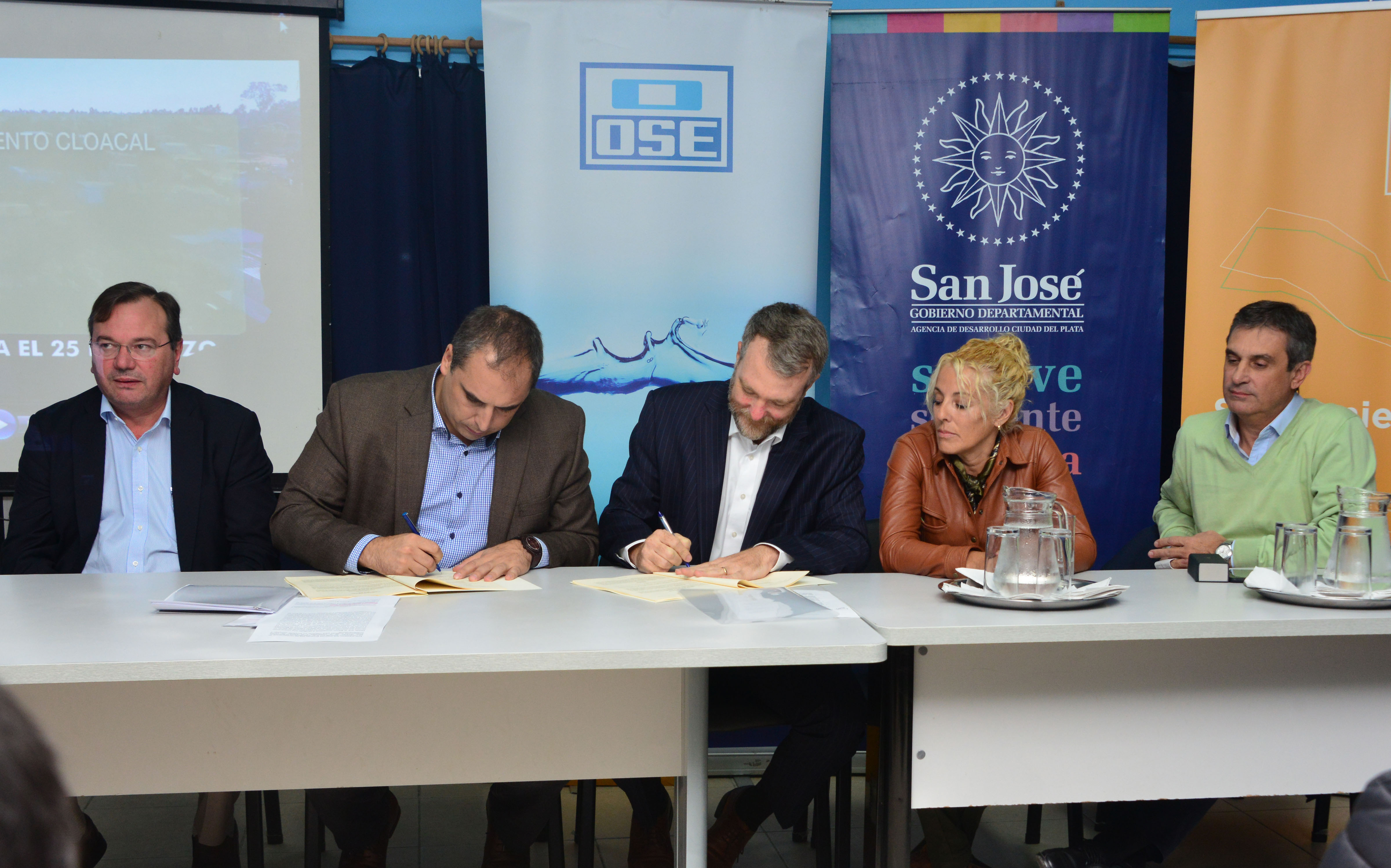 Firma de contrato con el BID