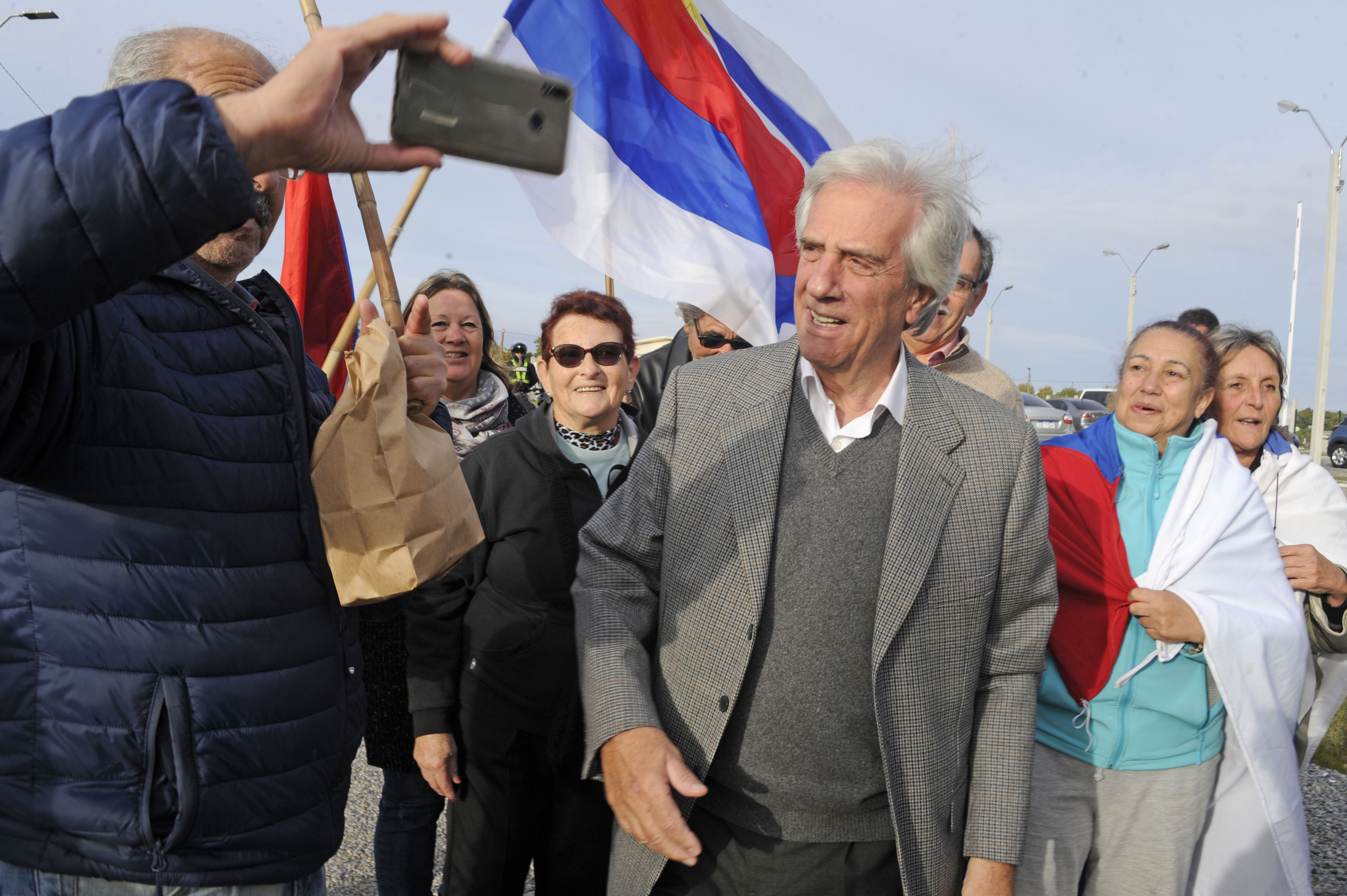 Tabaré Vázquez es recibido por vecinos de Colonia
