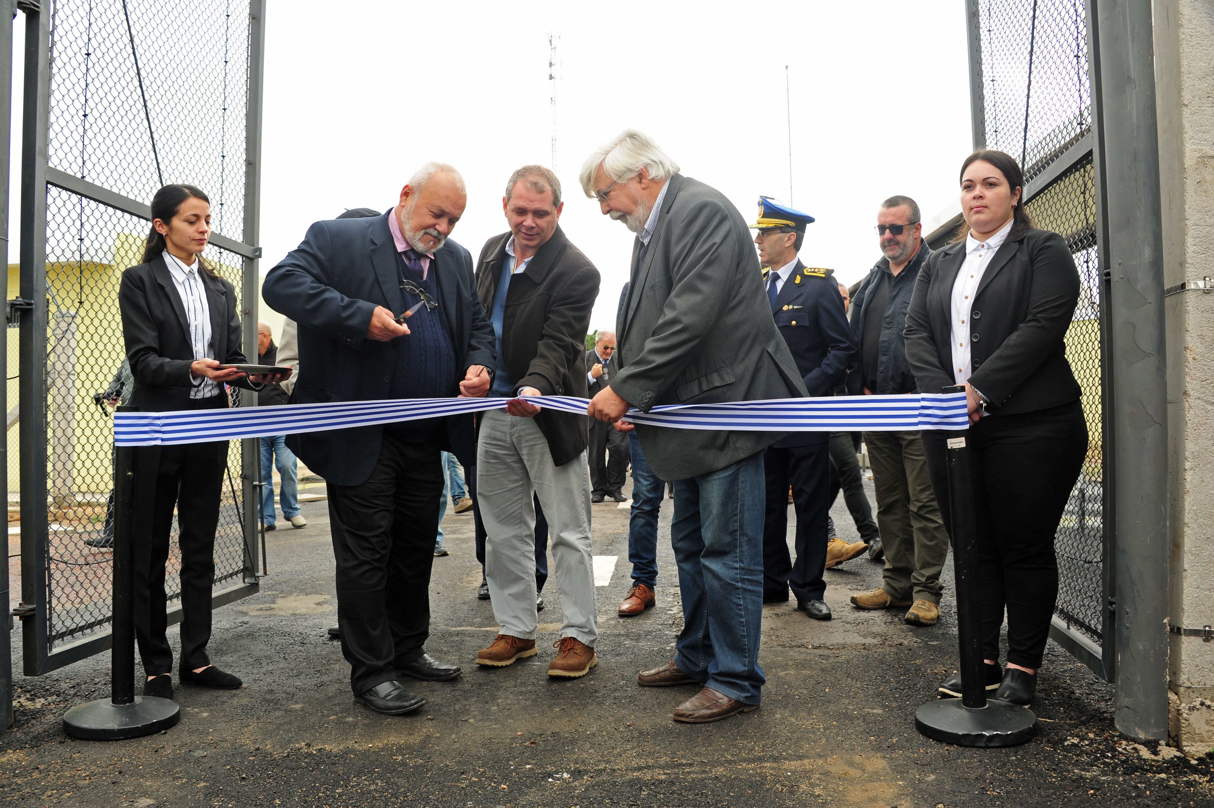 Autoridades en la inauguración de la cárcel de Florida