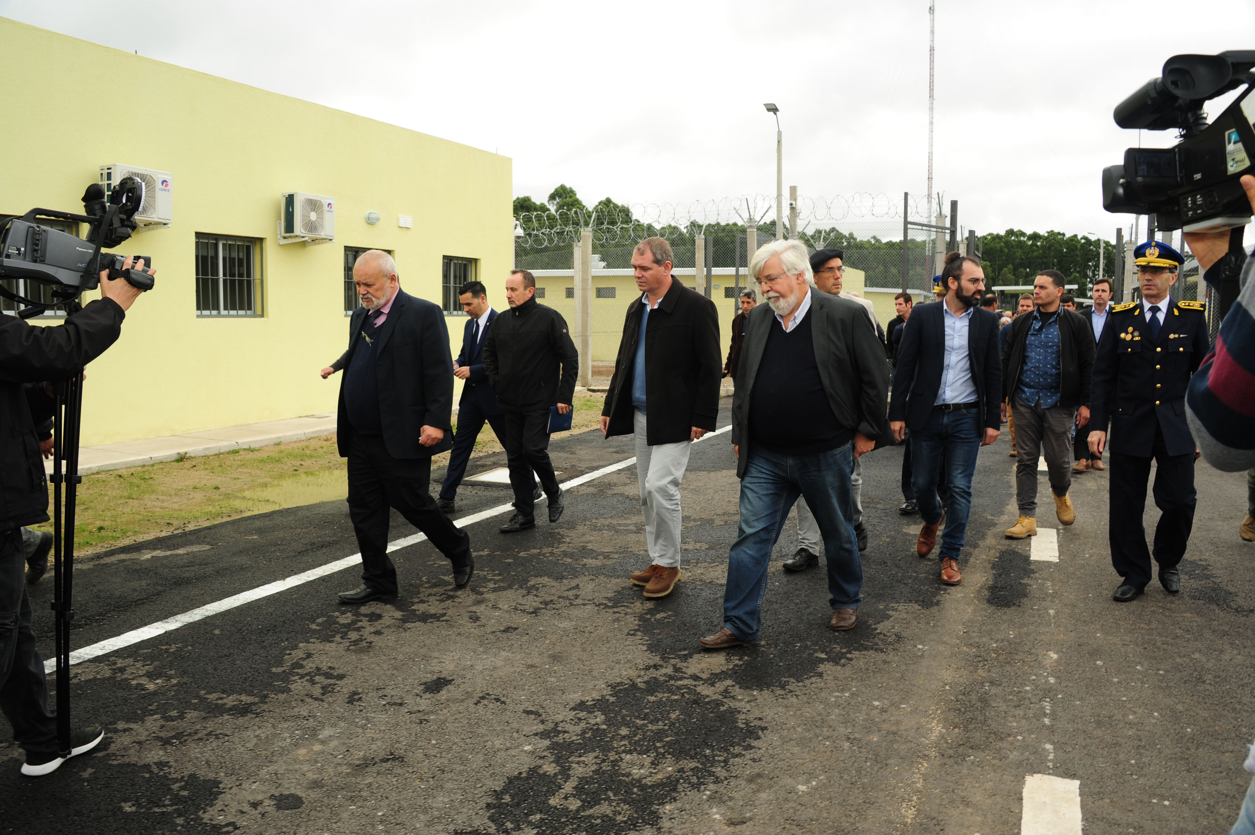 Autoridades en la inauguración de la cárcel de Florida