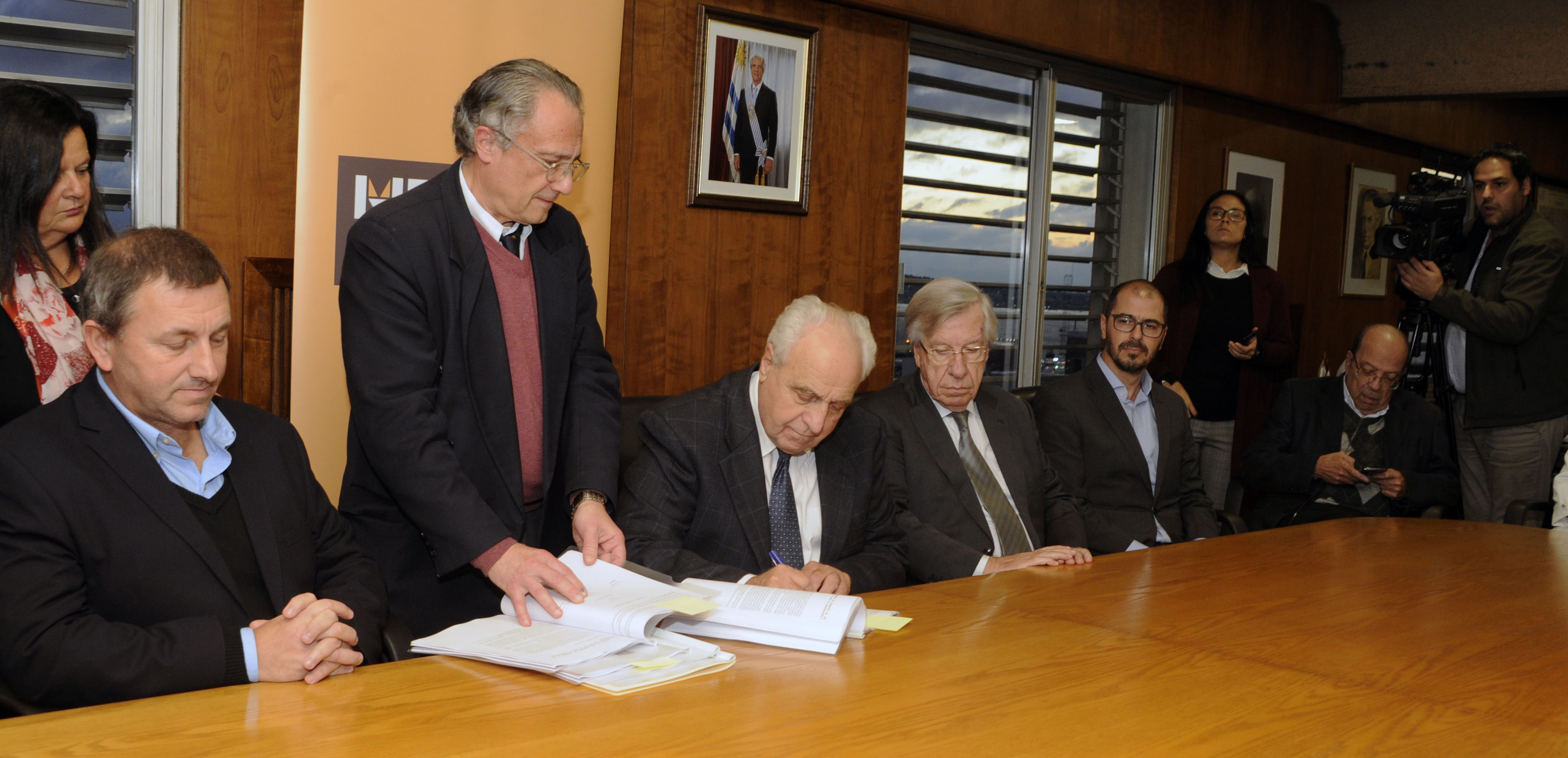 Firma de contrato con consorcio Grupo Vial Central para inicio de obras del Ferrocarril Central