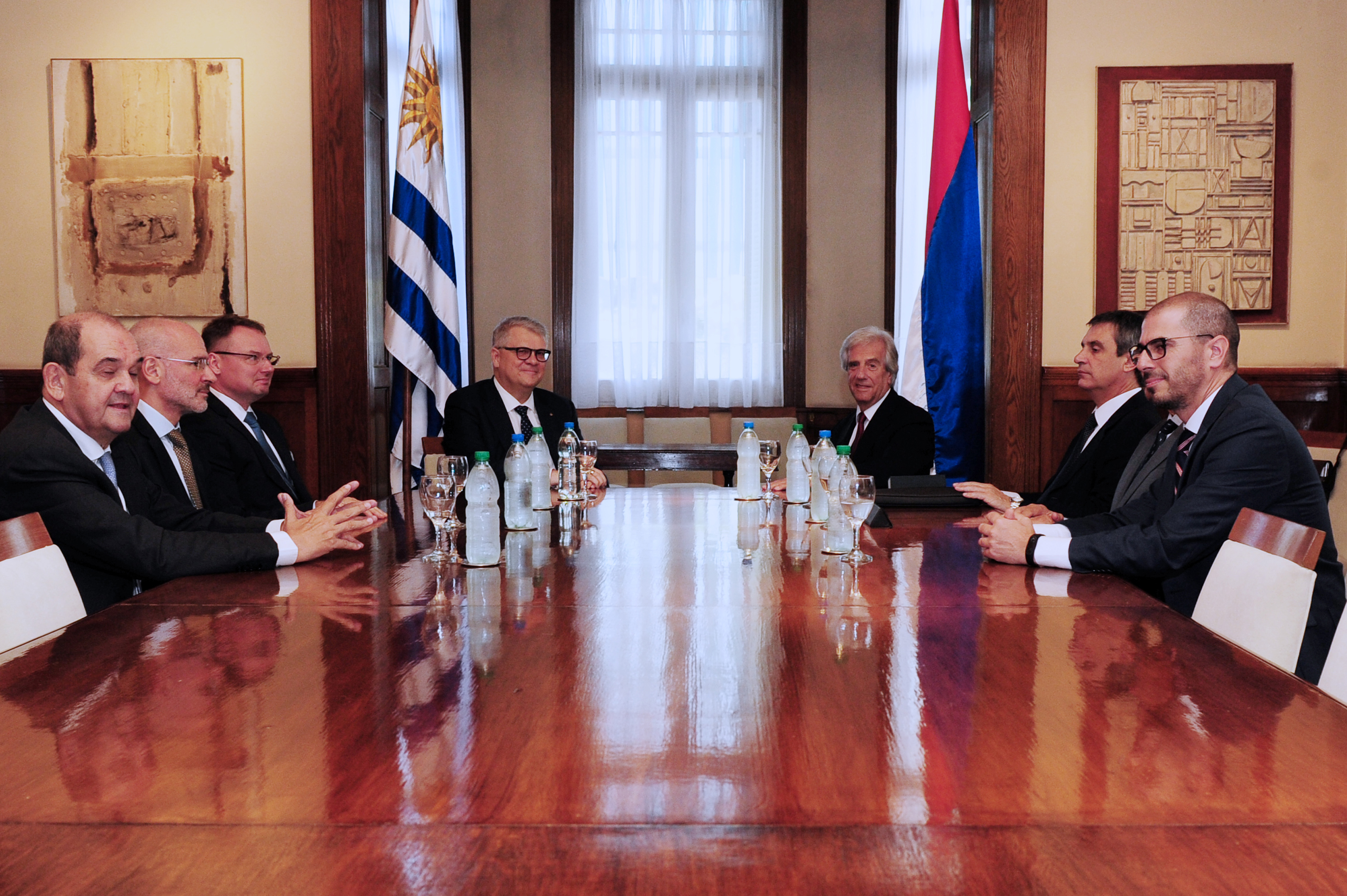 Tabaré Vázquez y Jussi Pesonen, junto a autoridades nacionales y jerarcas de UPM