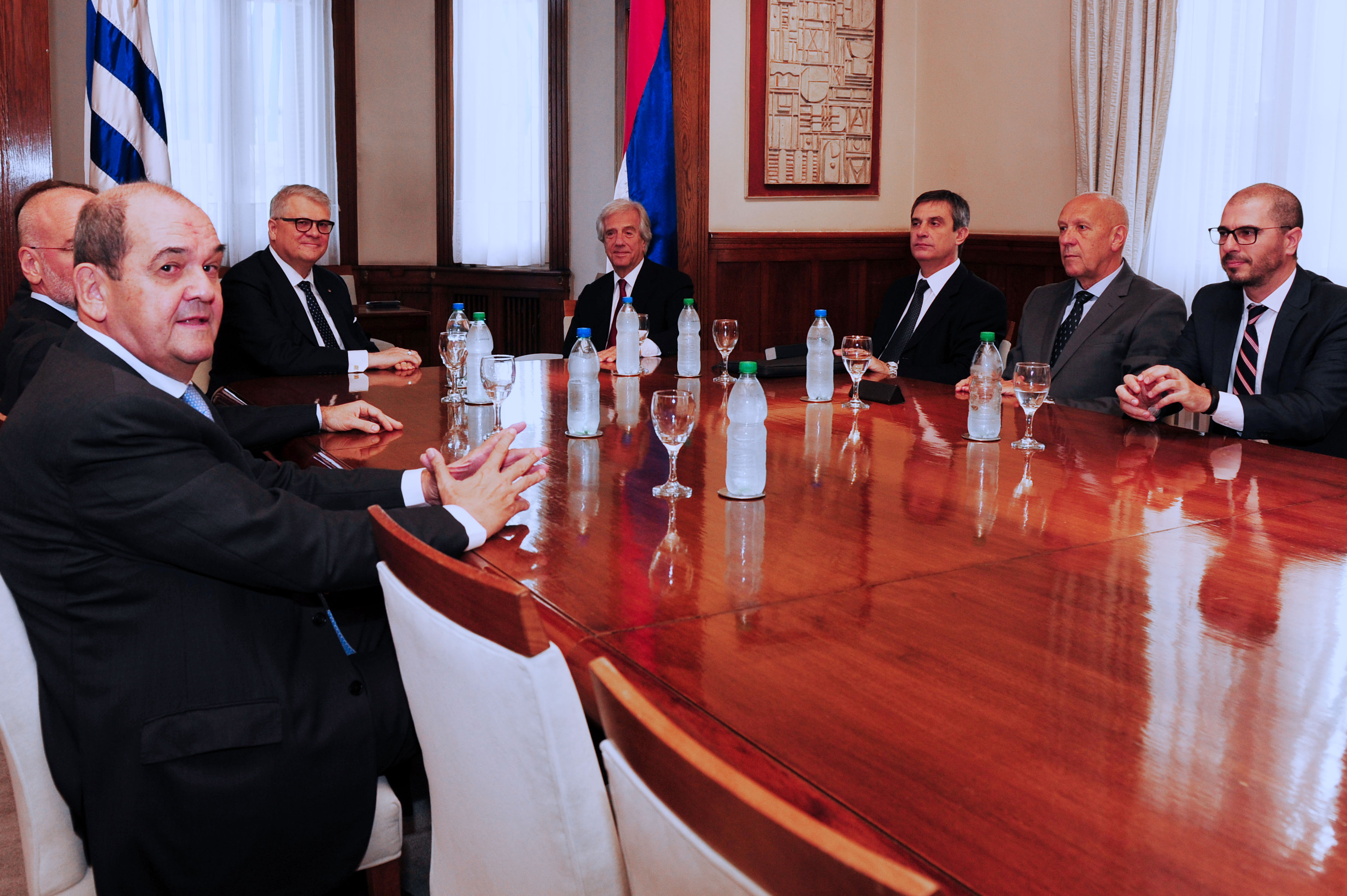 Tabaré Vázquez y Jussi Pesonen, junto a autoridades nacionales y jerarcas de UPM