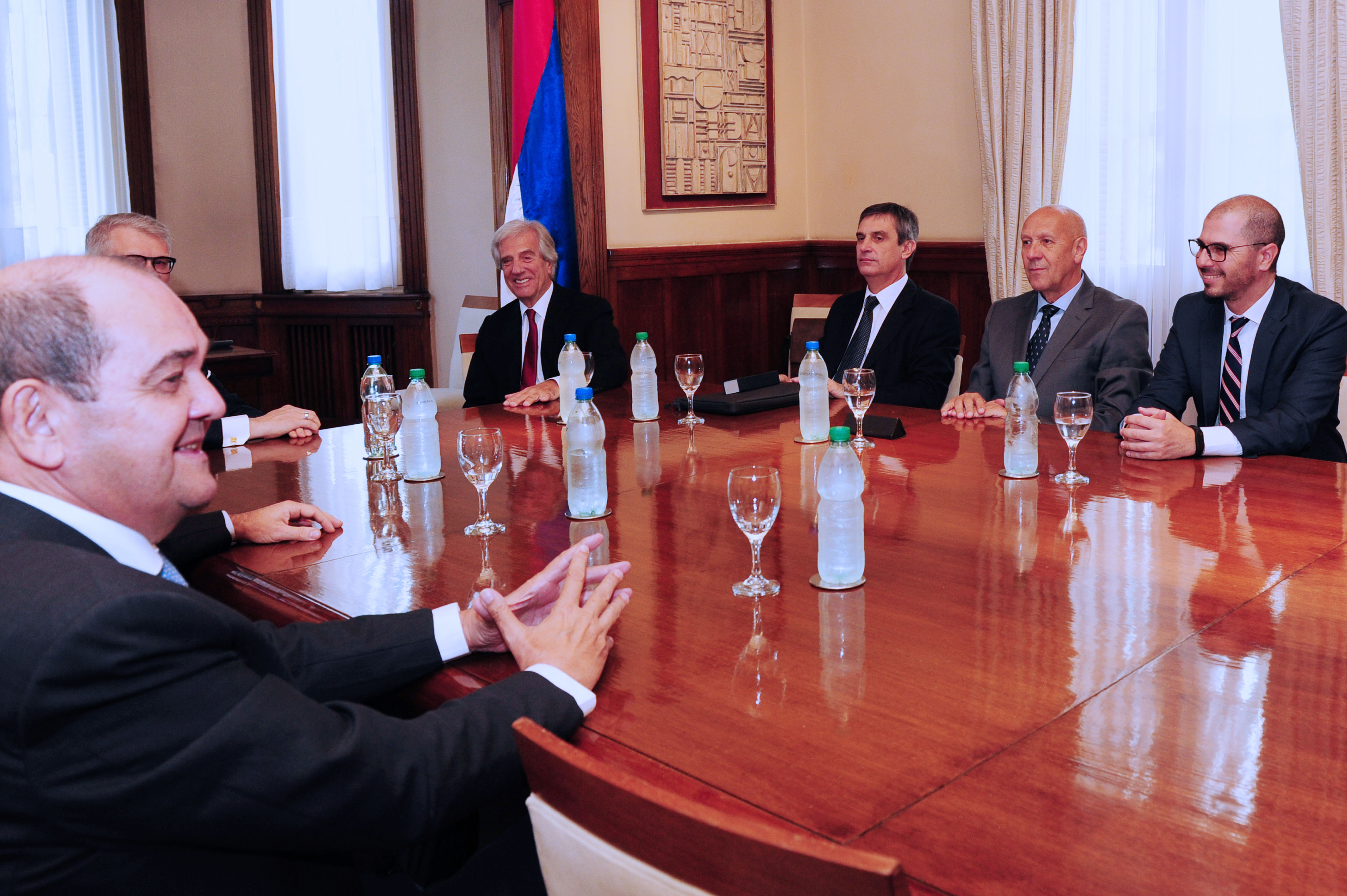 Tabaré Vázquez y Jussi Pesonen, junto a autoridades nacionales y jerarcas de UPM