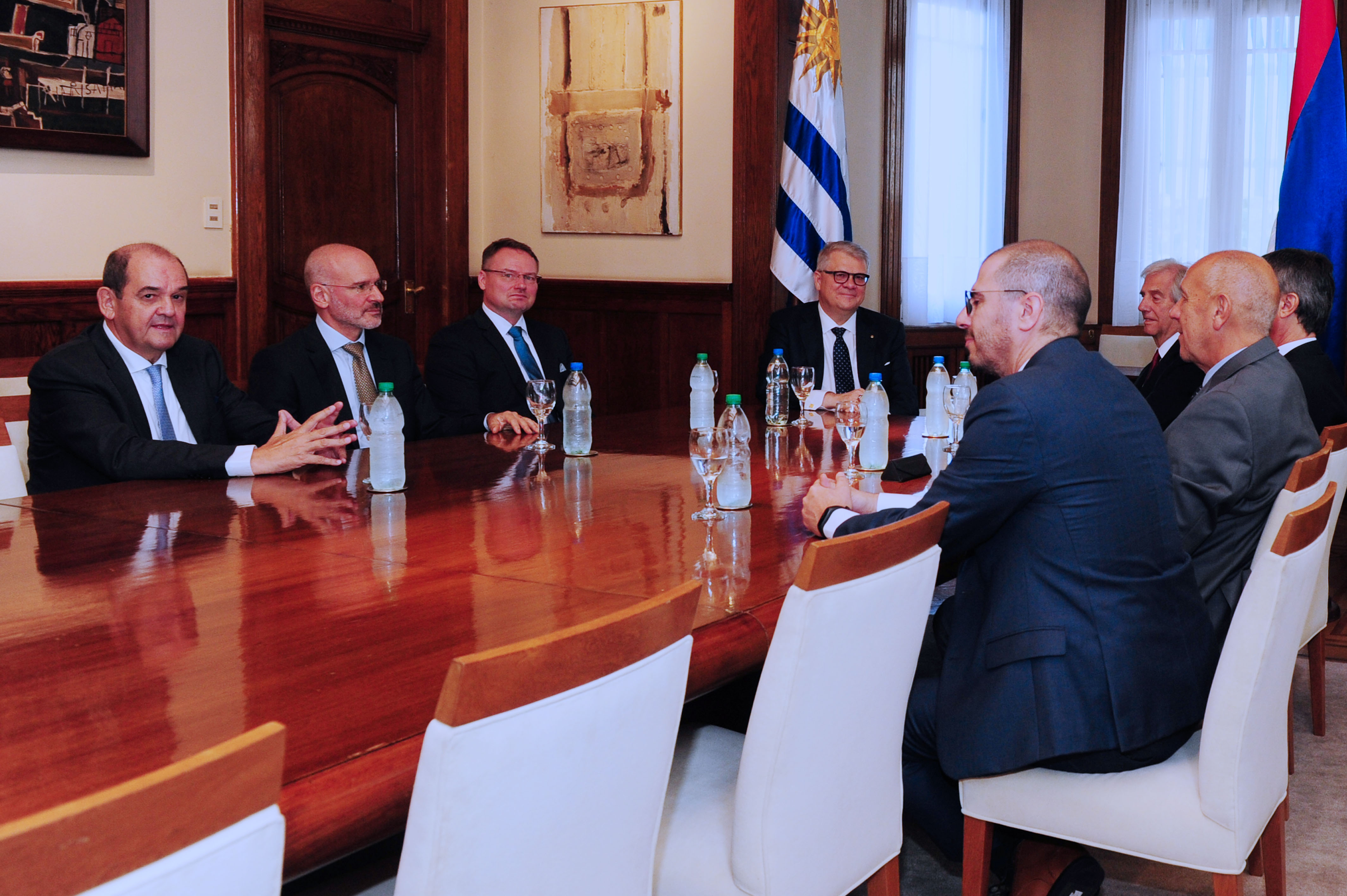 Tabaré Vázquez y Jussi Pesonen, junto a autoridades nacionales y jerarcas de UPM