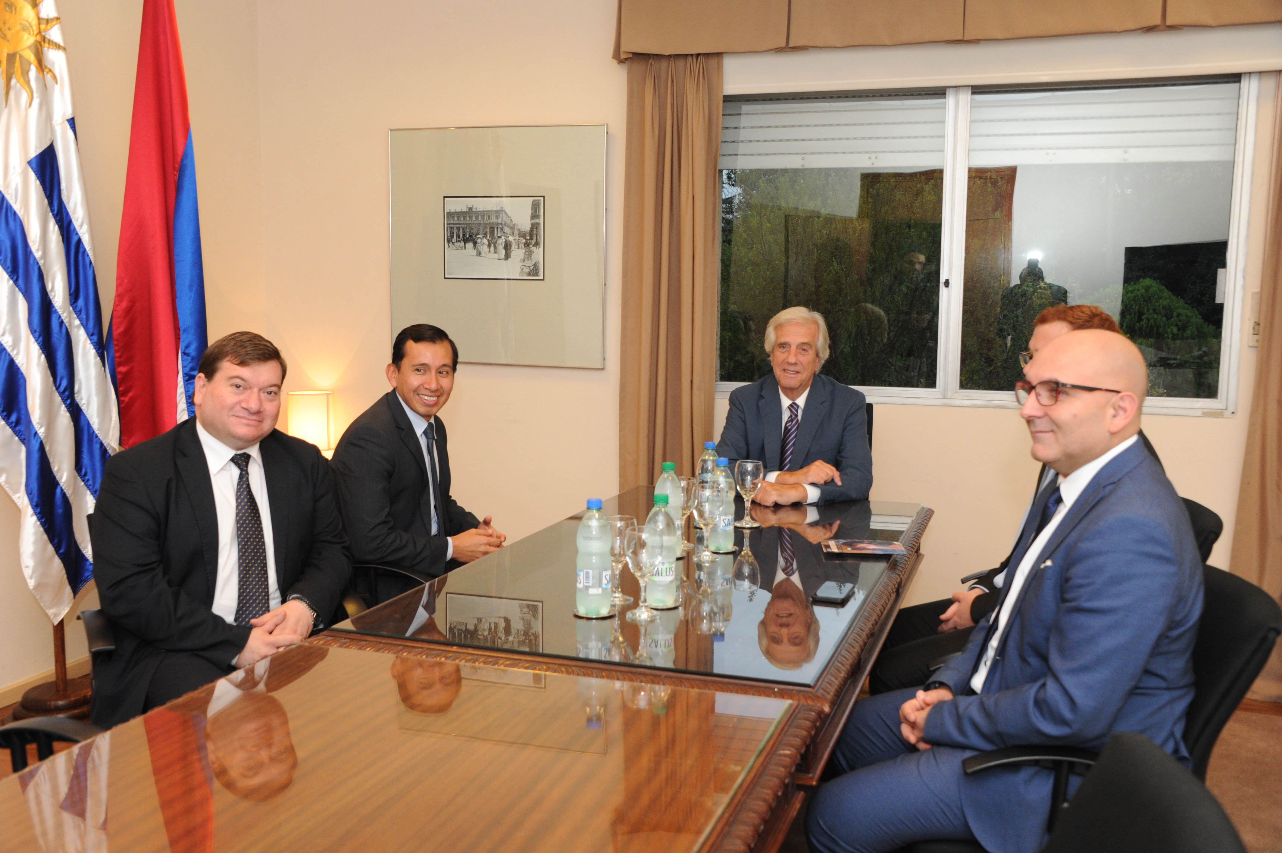 Tabaré Vázquez con representantes de la asociación de la iglesia adventista