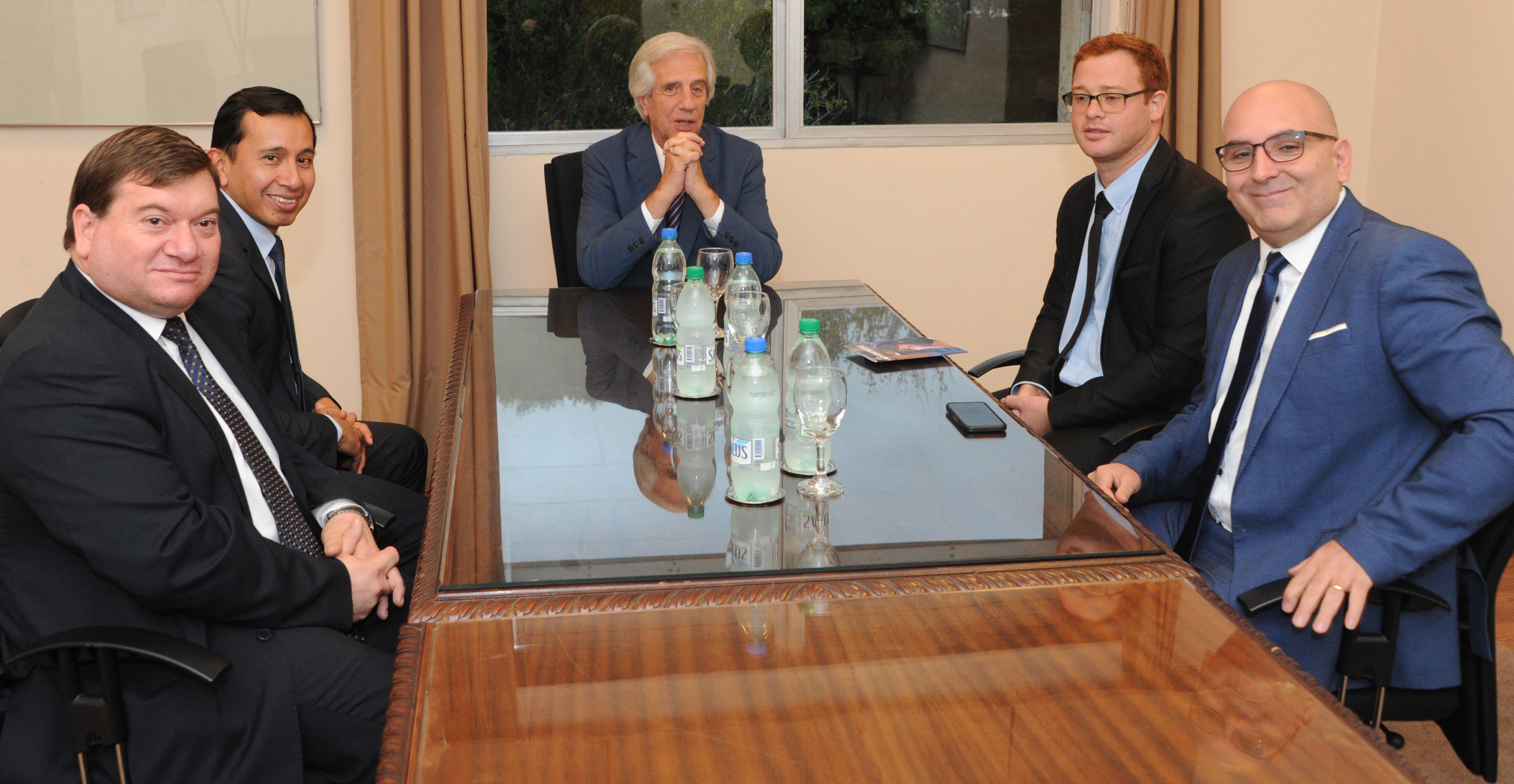 Tabaré Vázquez con representantes de la asociación de la iglesia adventista