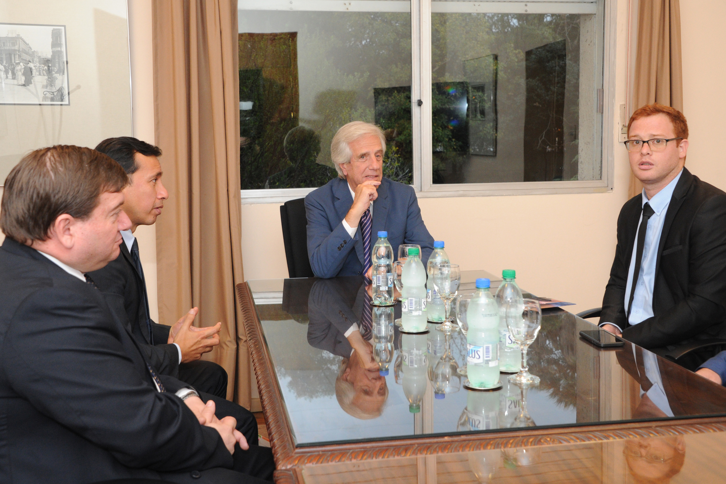 Tabaré Vázquez con representantes de la asociación de la iglesia adventista