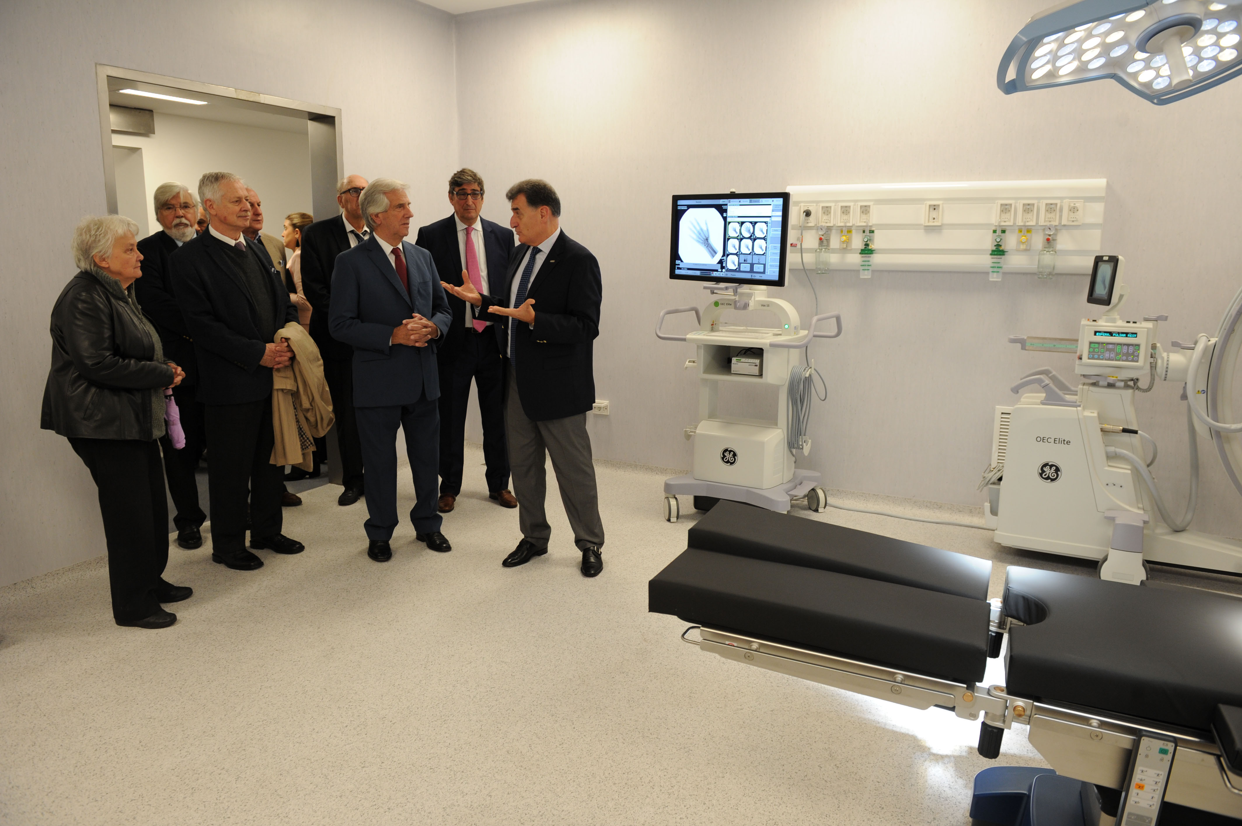 Presidente Vázquez recorre el nuevo hospital del Banco de Seguros junto a autoridades nacionales