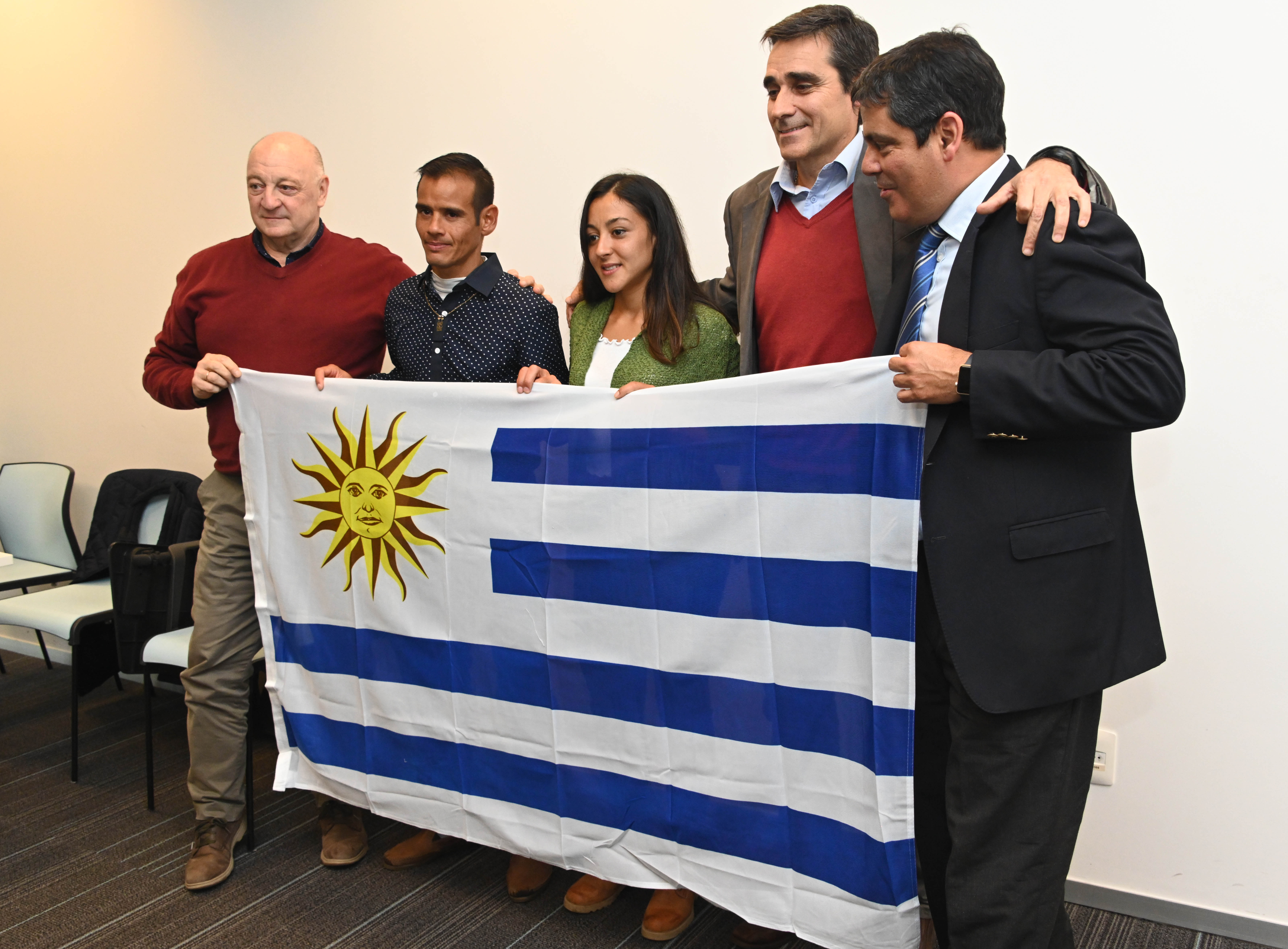 Autoridades de la Secretaría Nacional del Deporte entregaron el Pabellón Nacional a la selección nacional de trail y a la de ateltismo