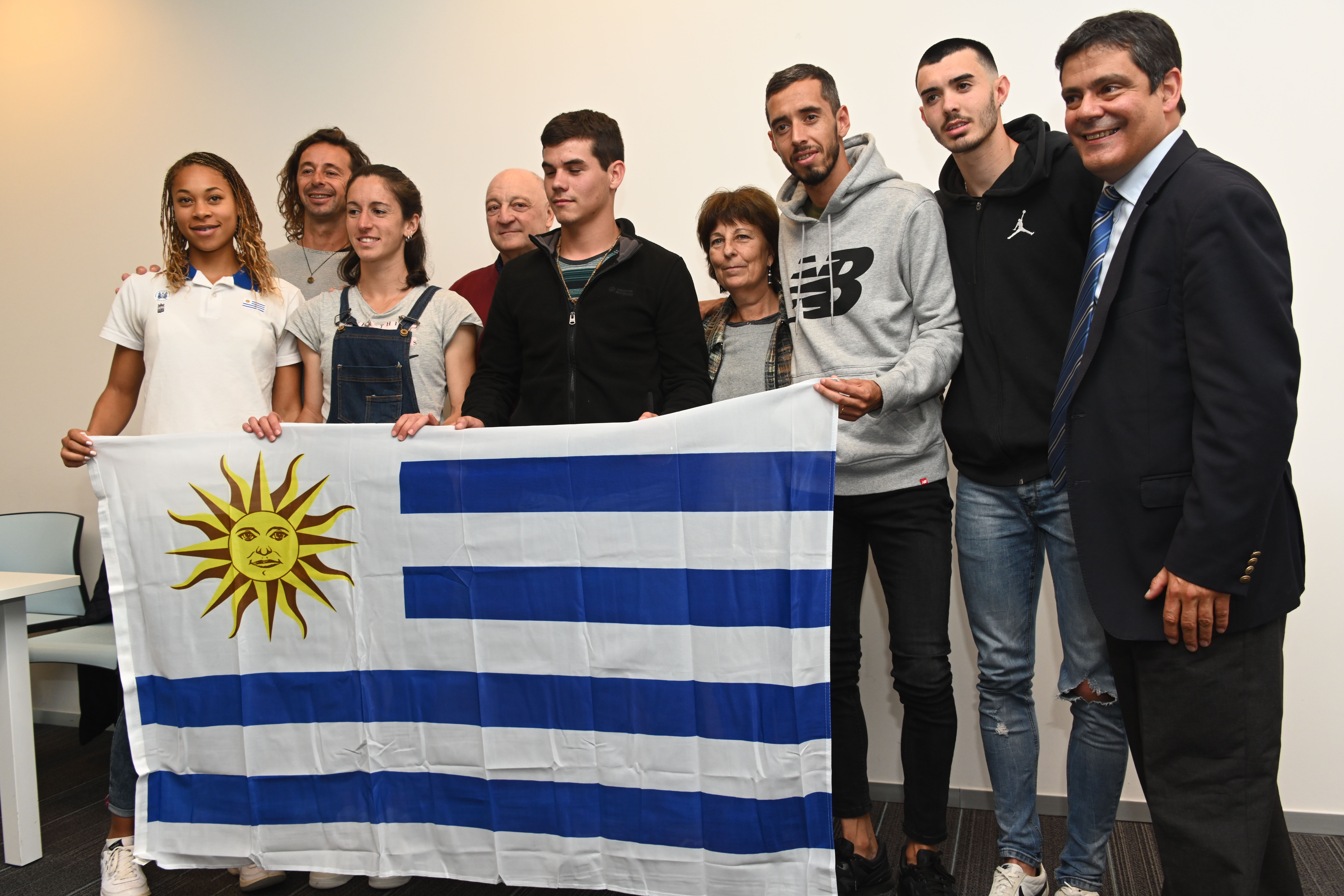 Autoridades de la Secretaría Nacional del Deporte entregaron el Pabellón Nacional a la selección nacional de trail y a la de ateltismo