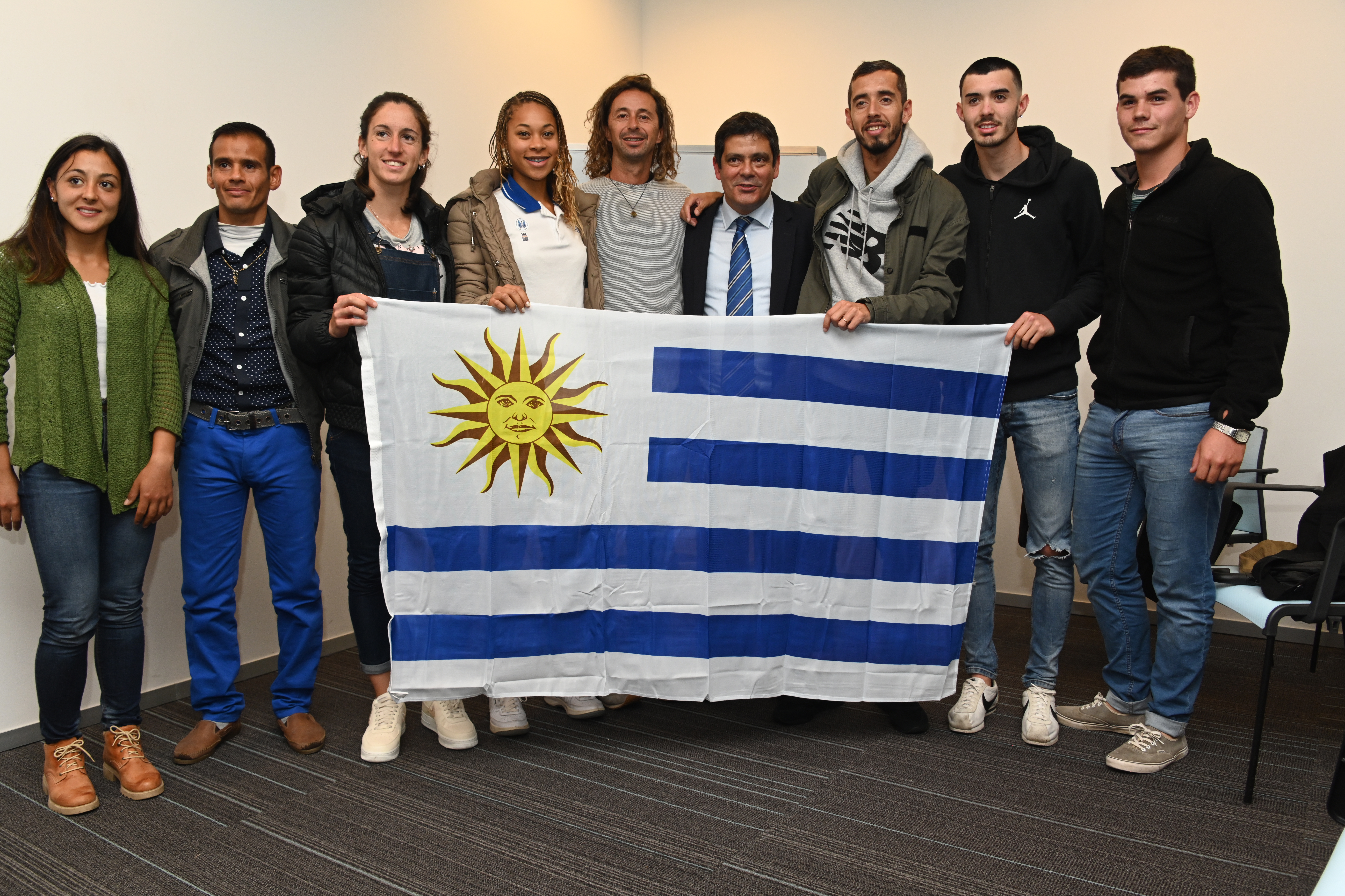 AAutoridades de la Secretaría Nacional del Deporte entregaron el Pabellón Nacional a la selección nacional de trail y a la de ateltismo