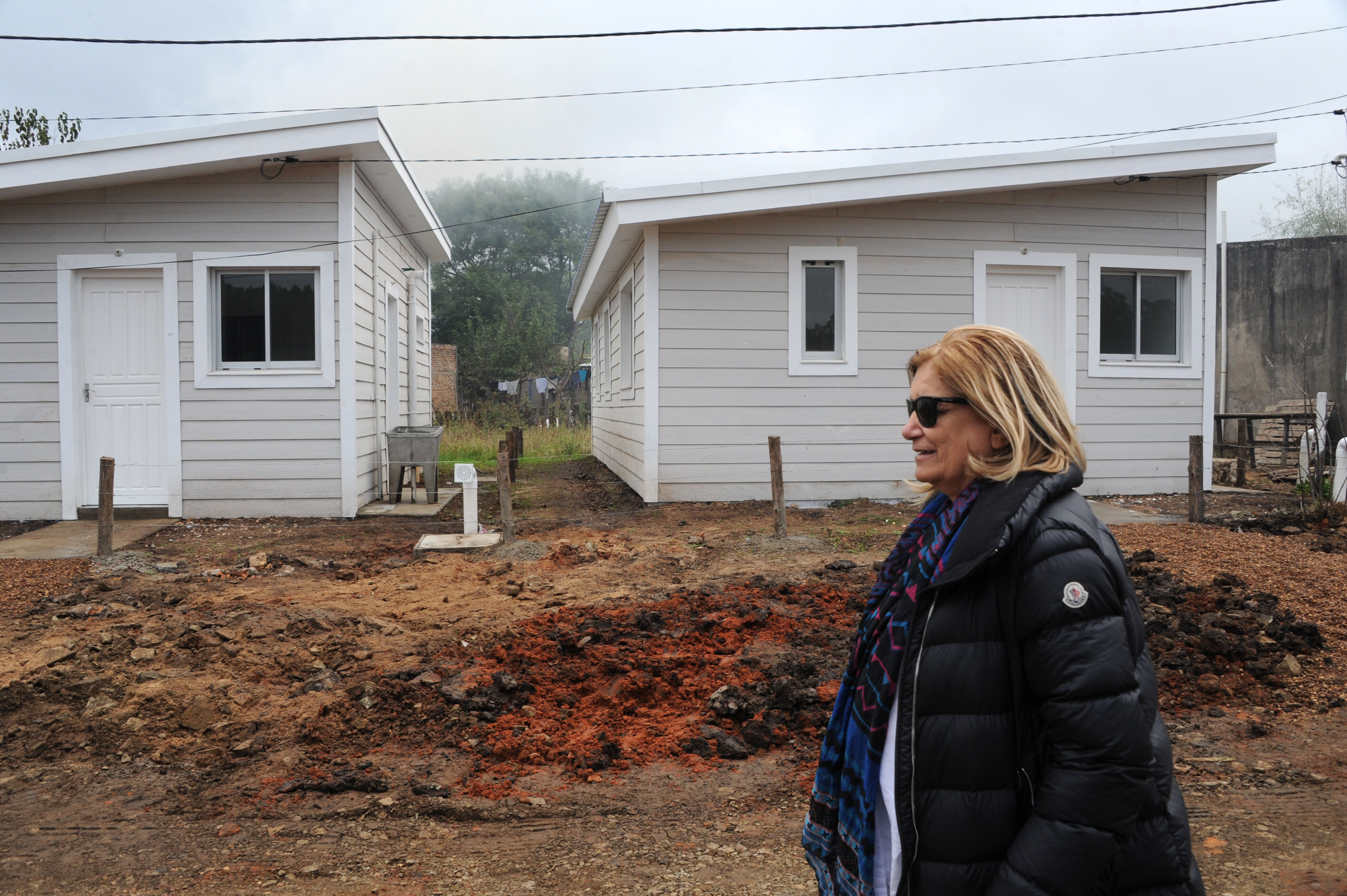 Eneida de León recorre el barrio Artigas de la ciudad de Salto
