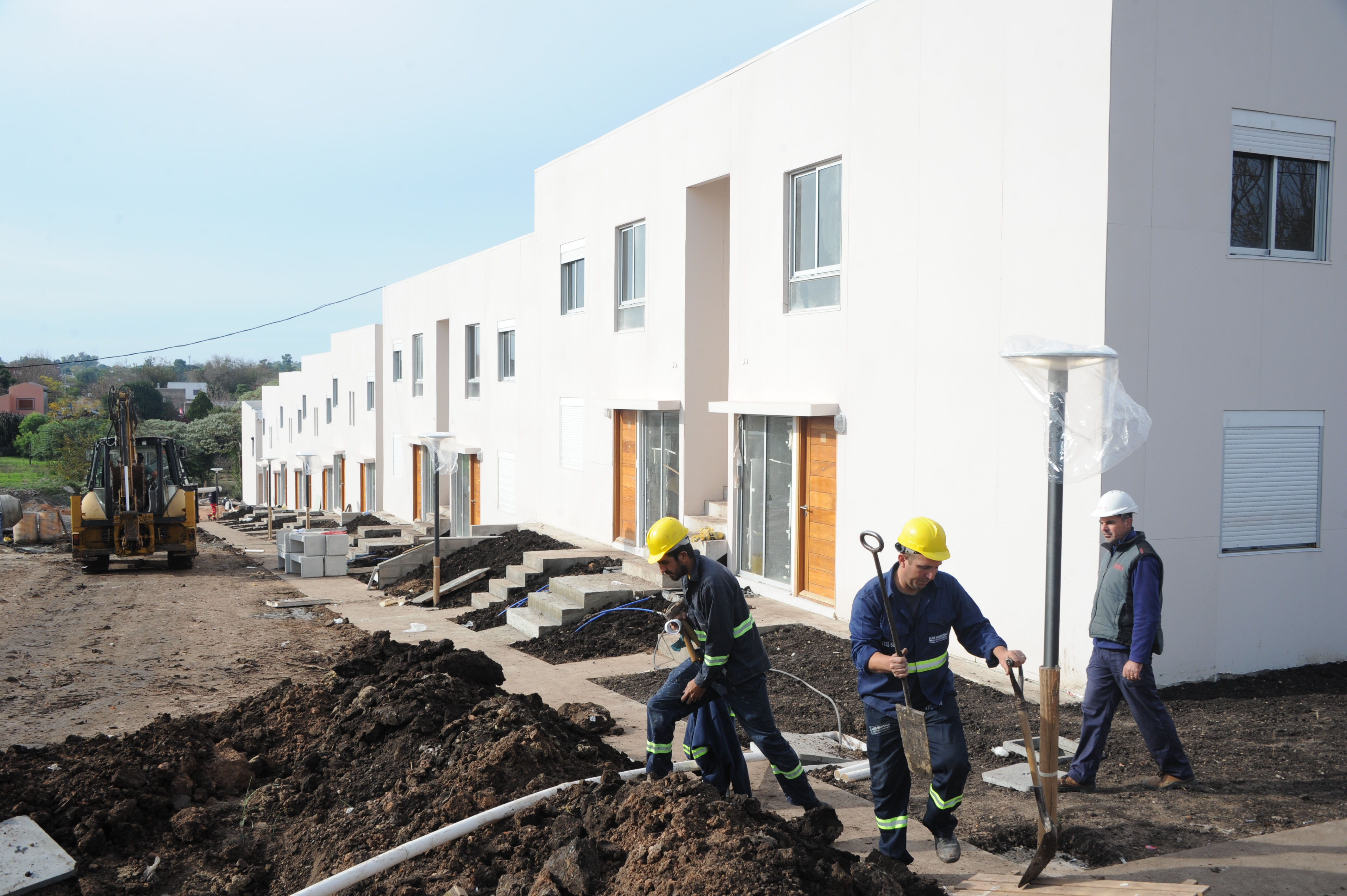 Eneida de León recorre nuevas viviendas donde serán realojadas familias del barrio La Chapita, Paysandú