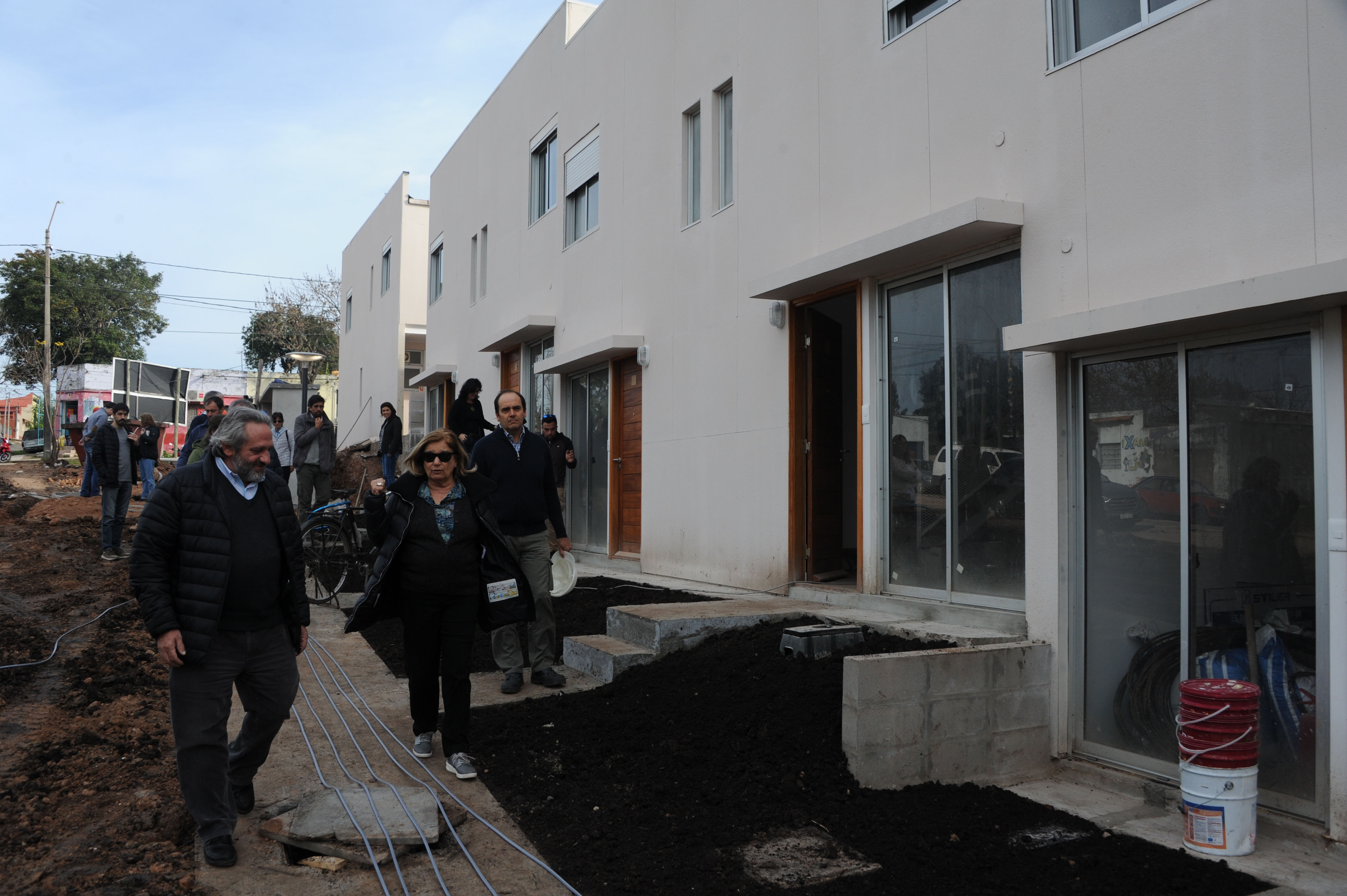 Eneida de León recorre nuevas viviendas donde serán realojadas familias del barrio La Chapita, Paysandú