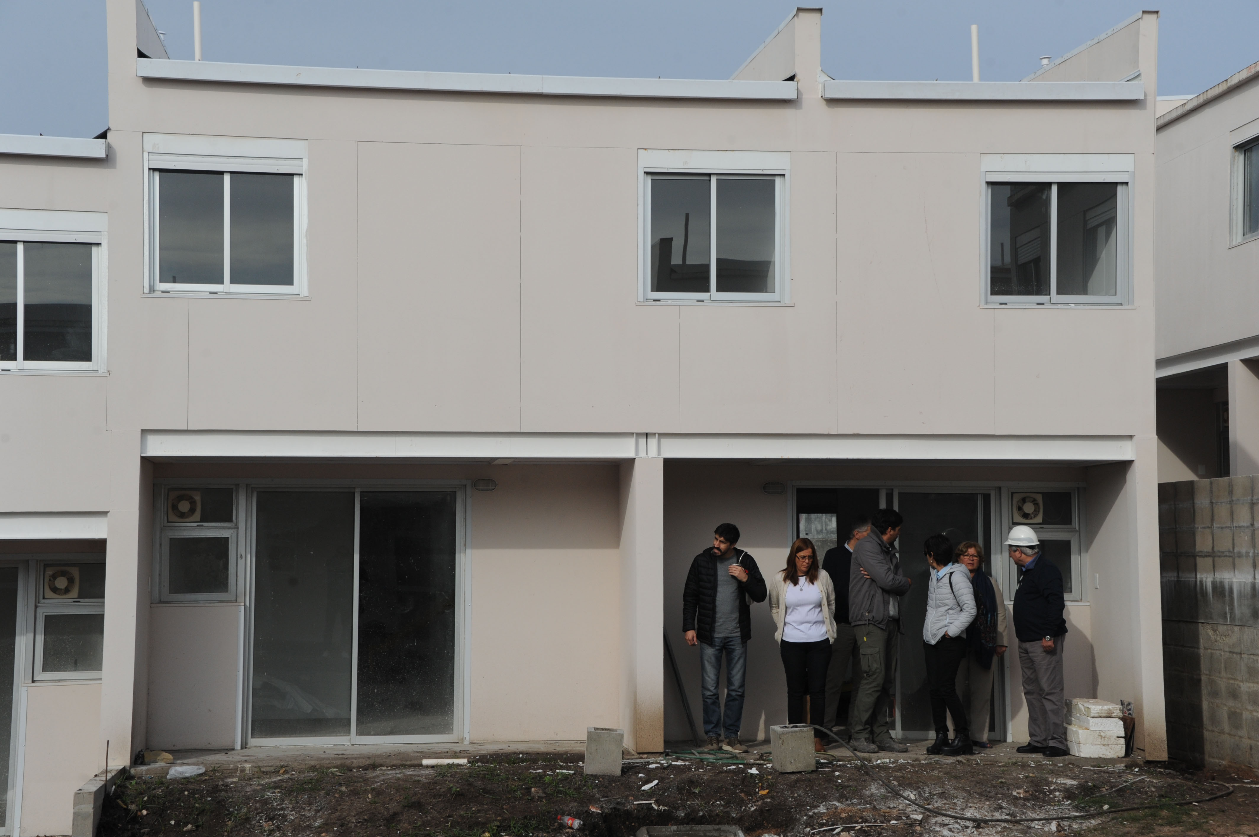 Eneida de León recorre nuevas viviendas donde serán realojadas familias del barrio La Chapita, Paysandú