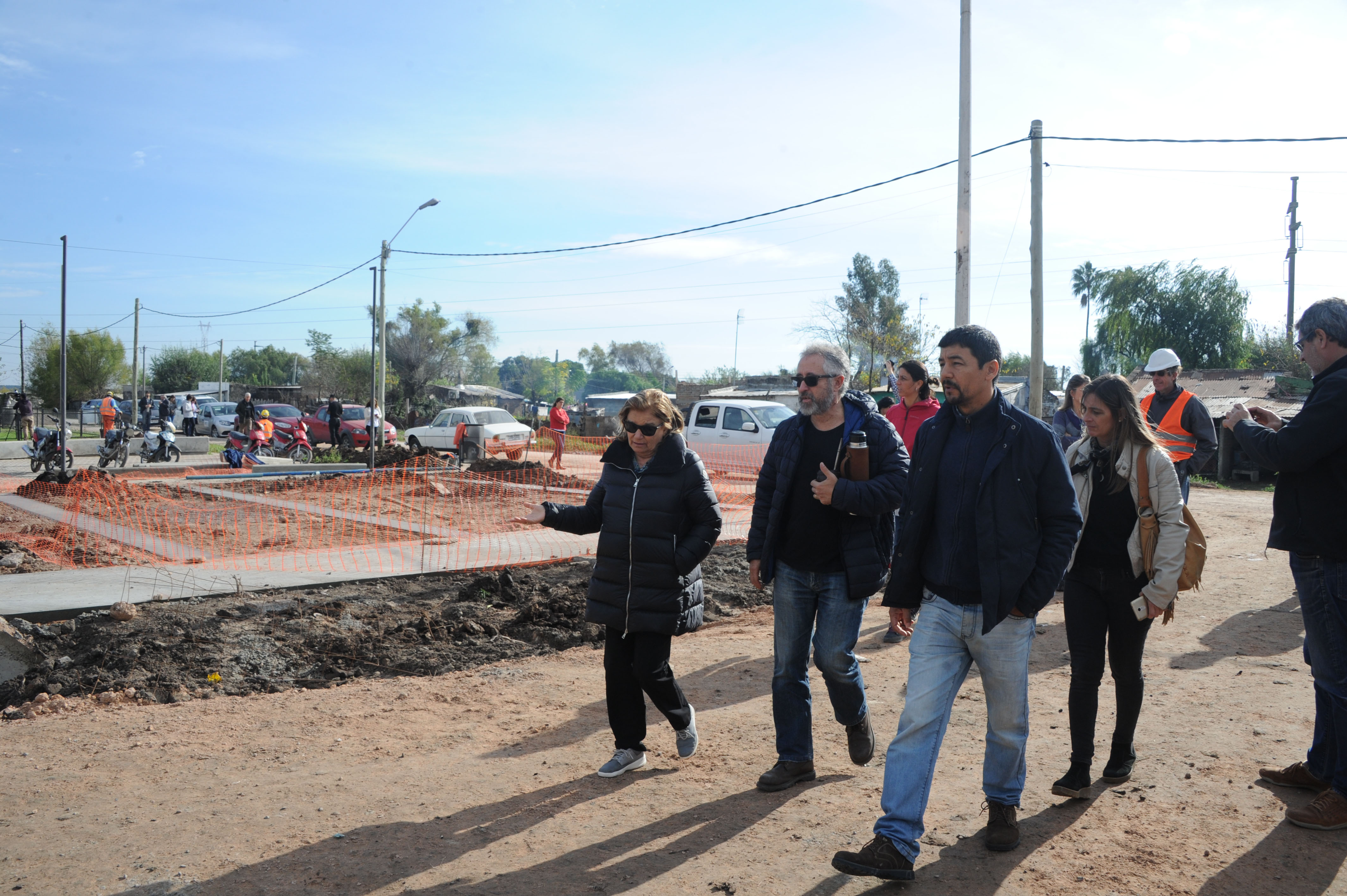 Eneida de León recorre nuevas viviendas donde serán realojadas familias del barrio La Chapita, Paysandú