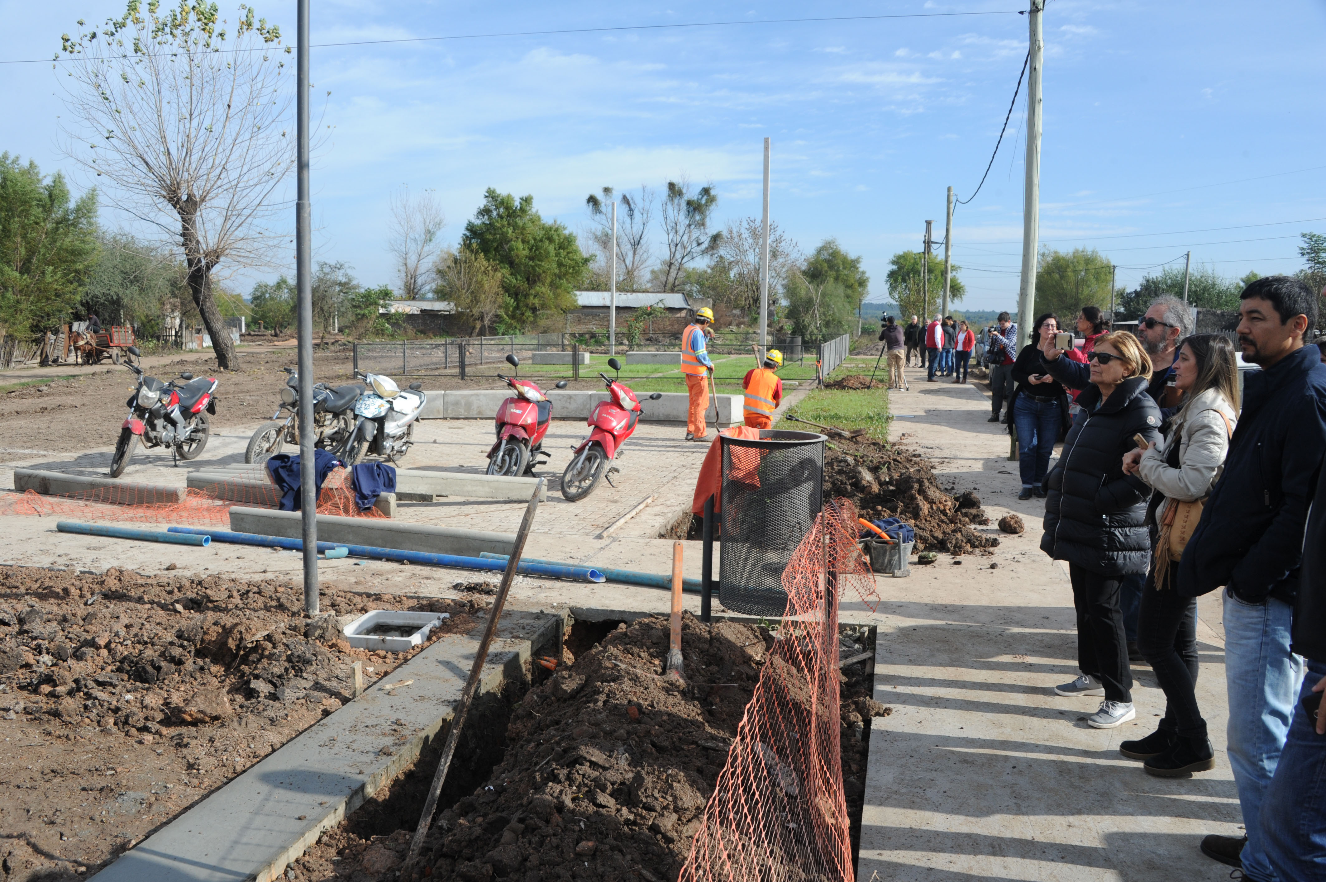 Eneida de León recorre nuevas viviendas donde serán realojadas familias del barrio La Chapita, Paysandú