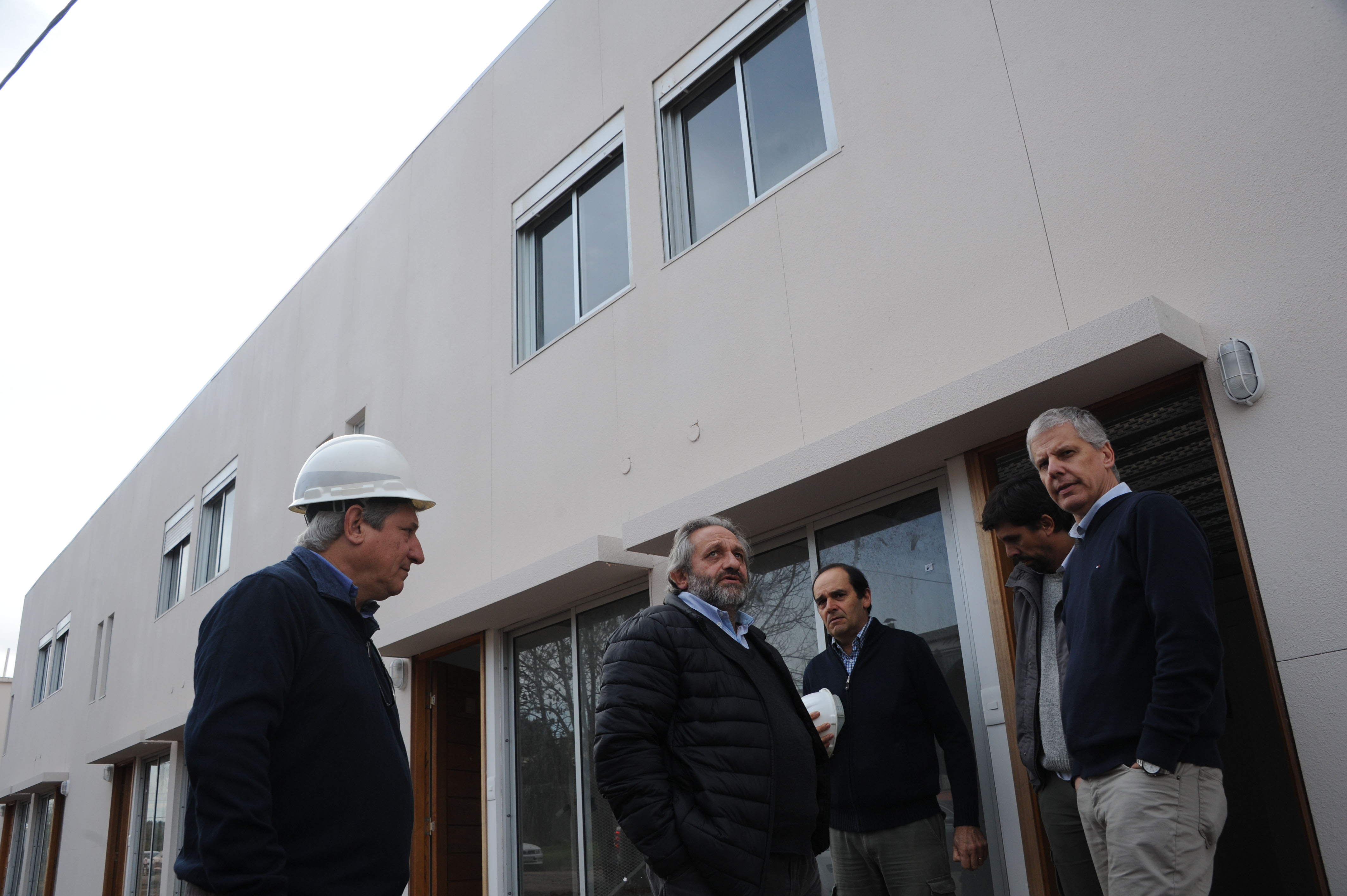 Eneida de León recorre nuevas viviendas donde serán realojadas familias del barrio La Chapita, Paysandú