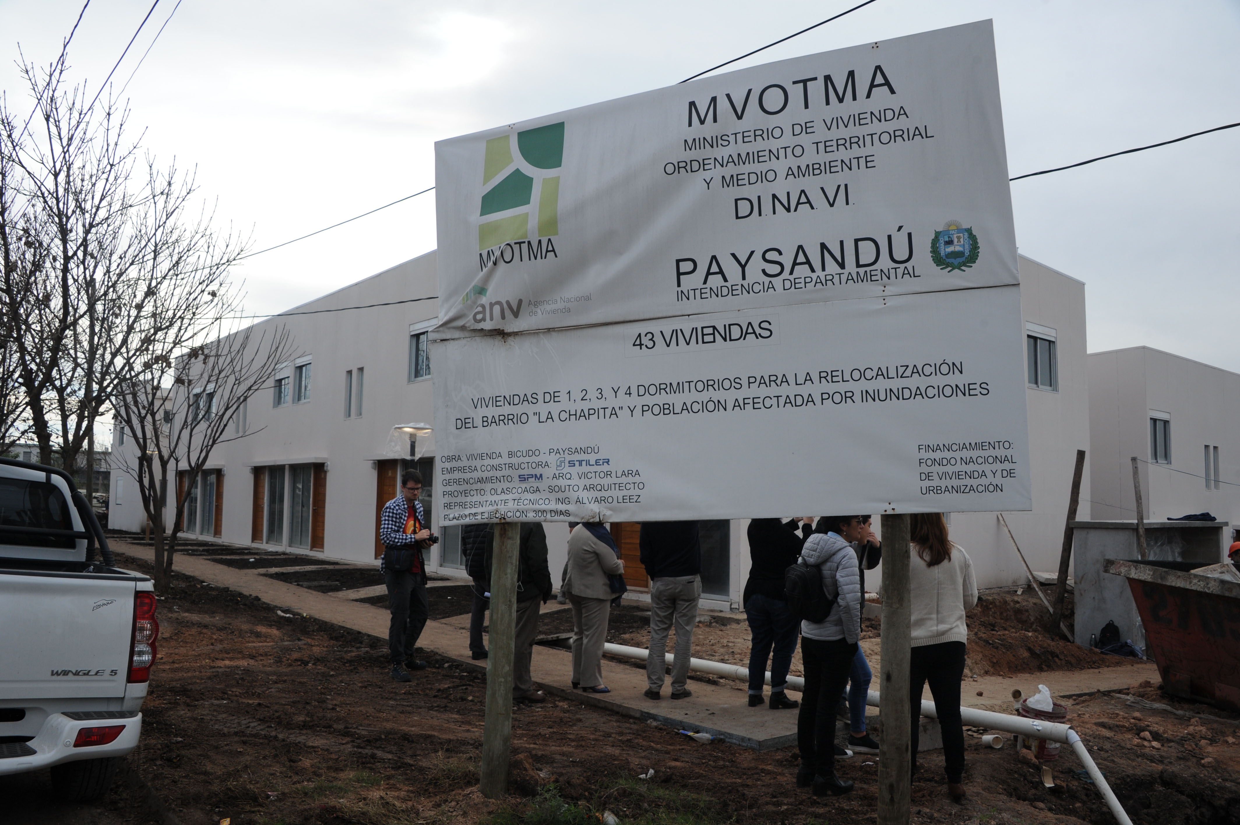 Eneida de León recorre nuevas viviendas donde serán realojadas familias del barrio La Chapita, Paysandú