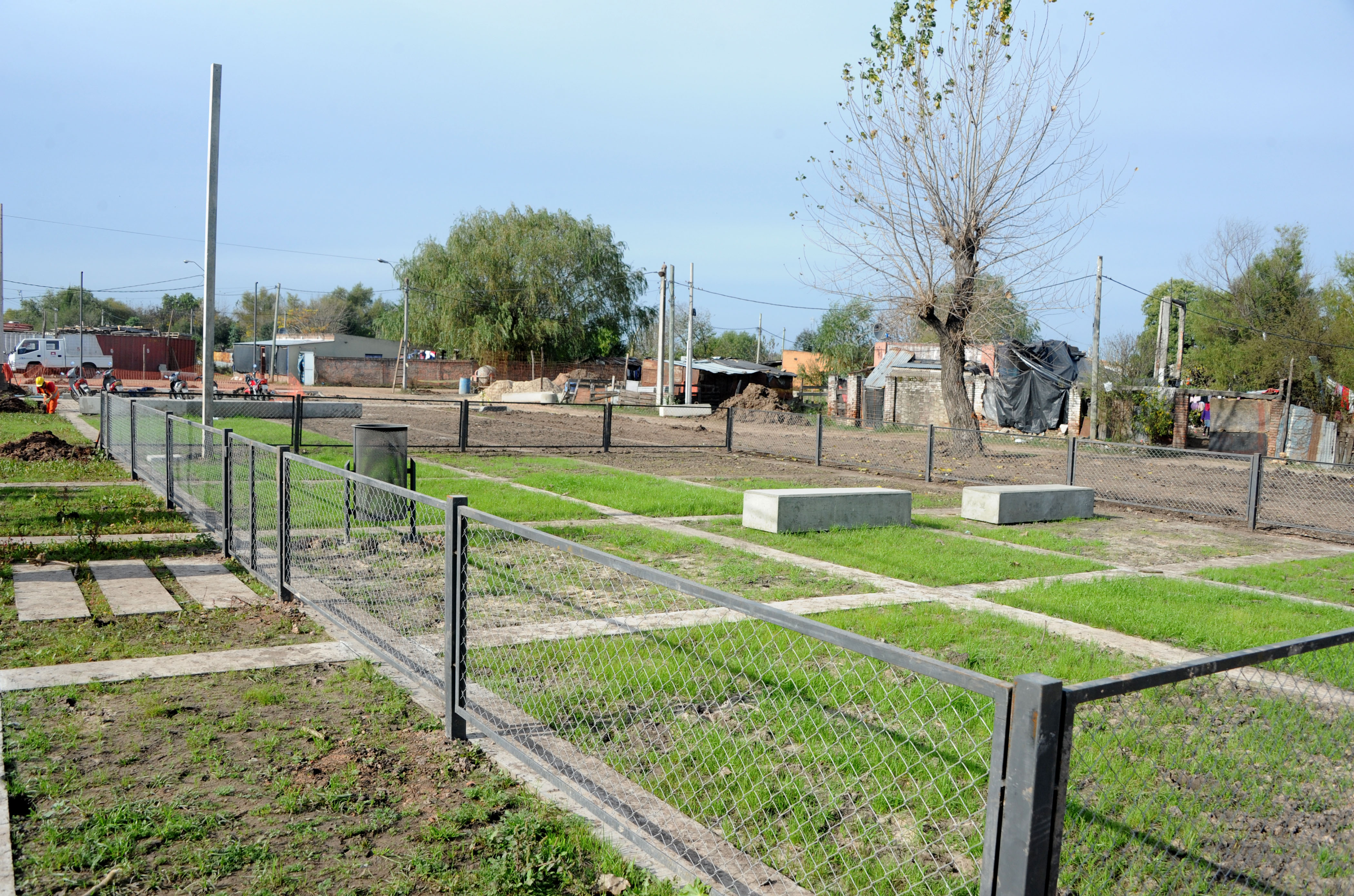 Eneida de León recorre nuevo espacio donde serán realojadas familias del barrio La Chapita, Paysandú