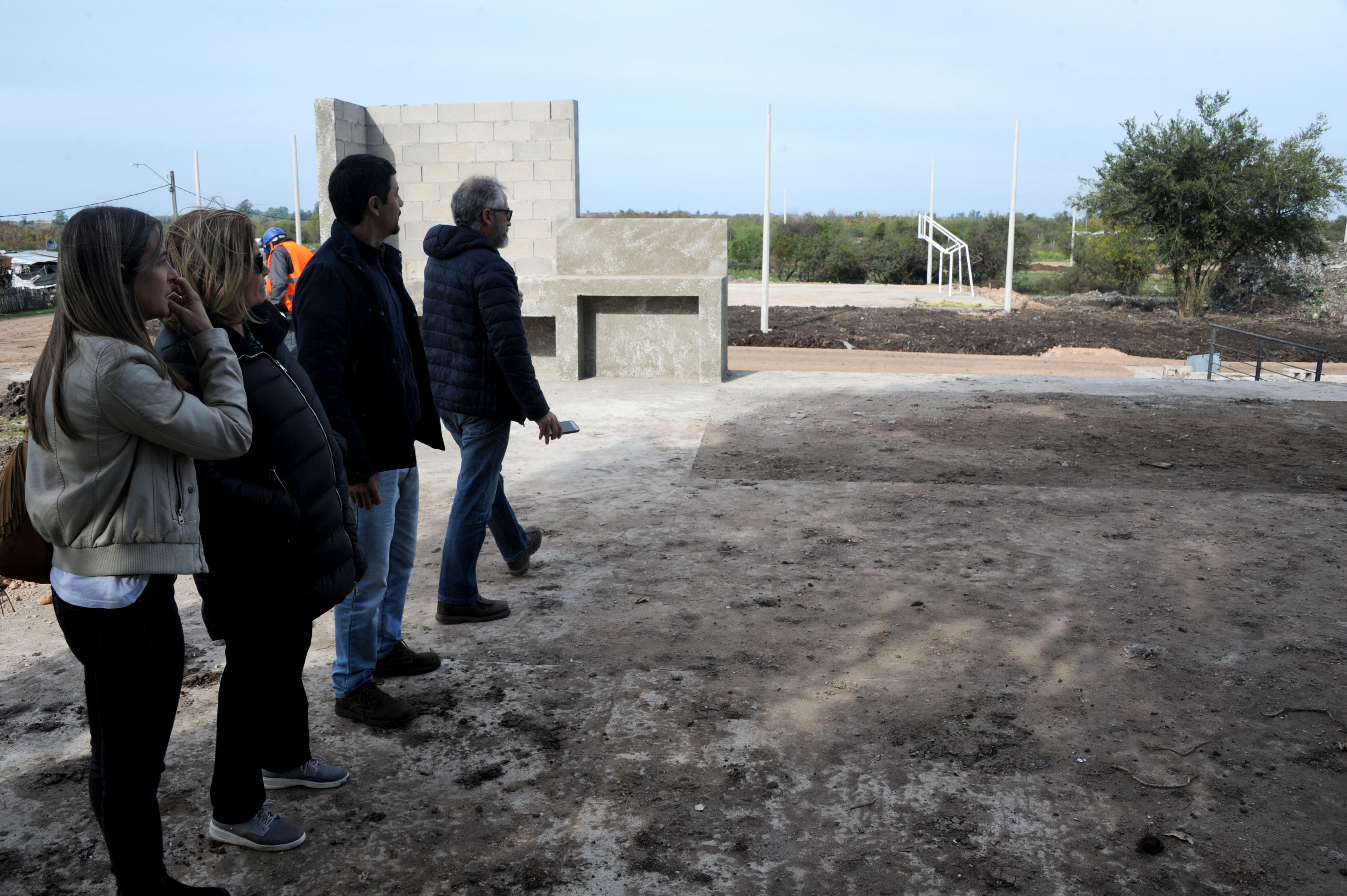 Eneida de León recorre nuevo espacio donde serán realojadas familias del barrio La Chapita, Paysandú