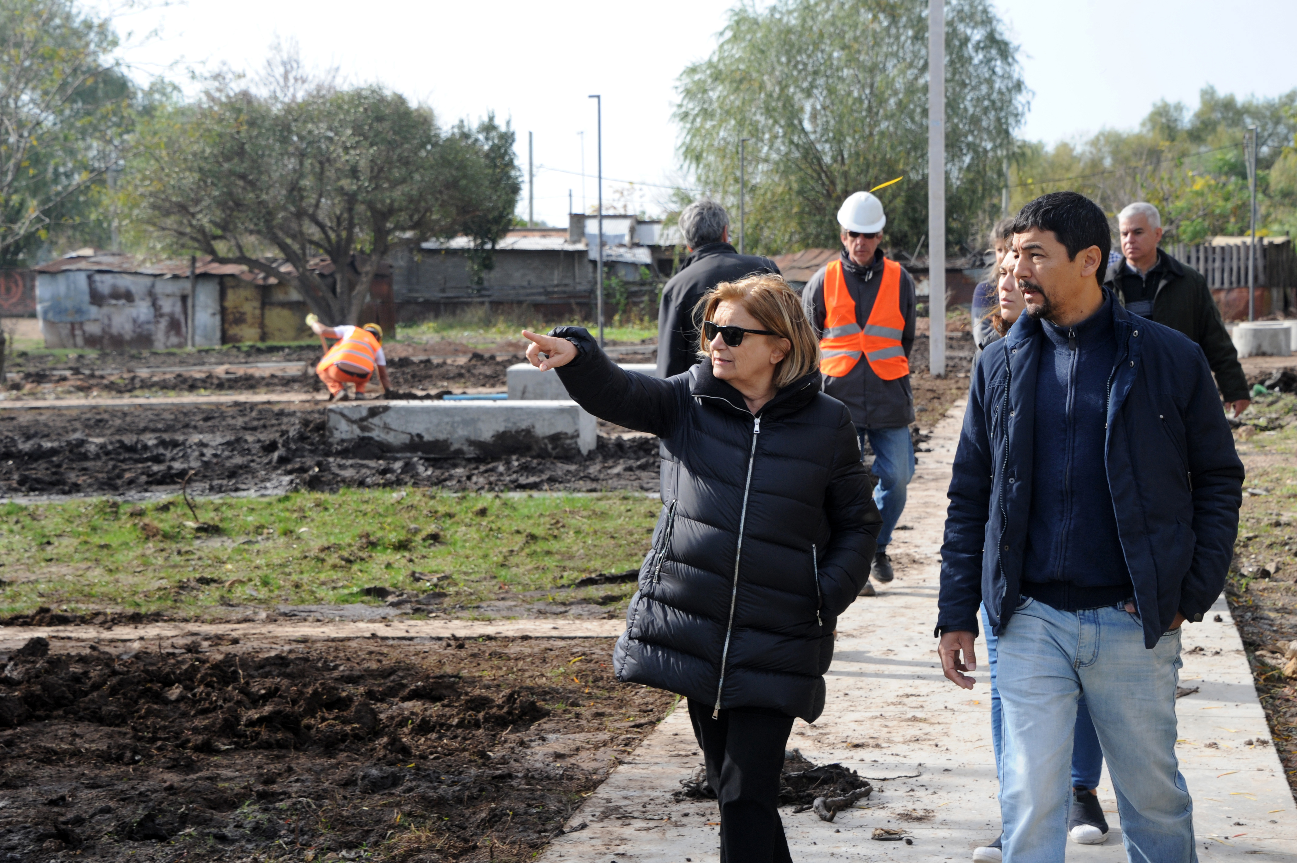 Eneida de León recorre nuevo espacio donde serán realojadas familias del barrio La Chapita, Paysandú
