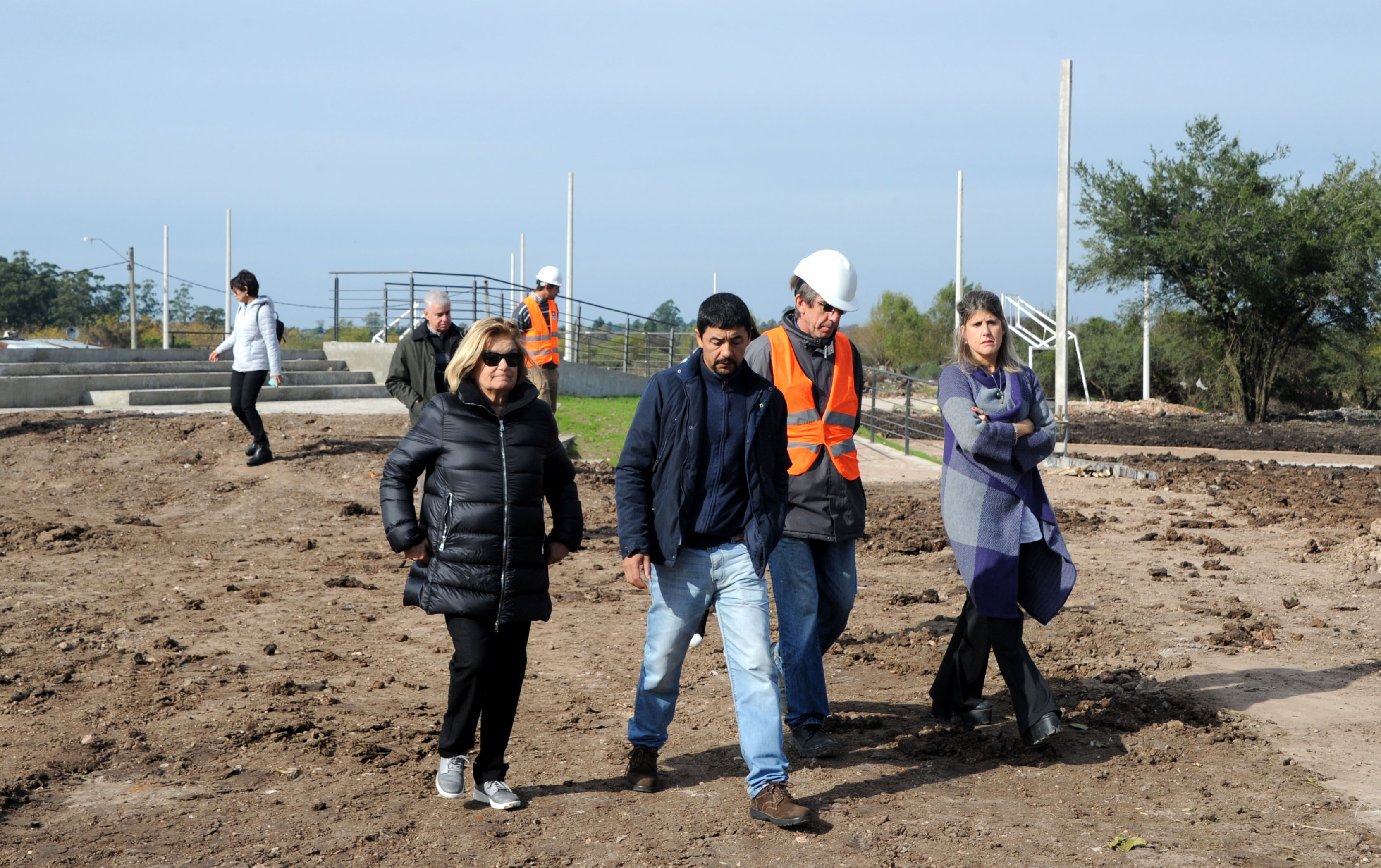 Eneida de León recorre nuevo espacio donde serán realojadas familias del barrio La Chapita, Paysandú