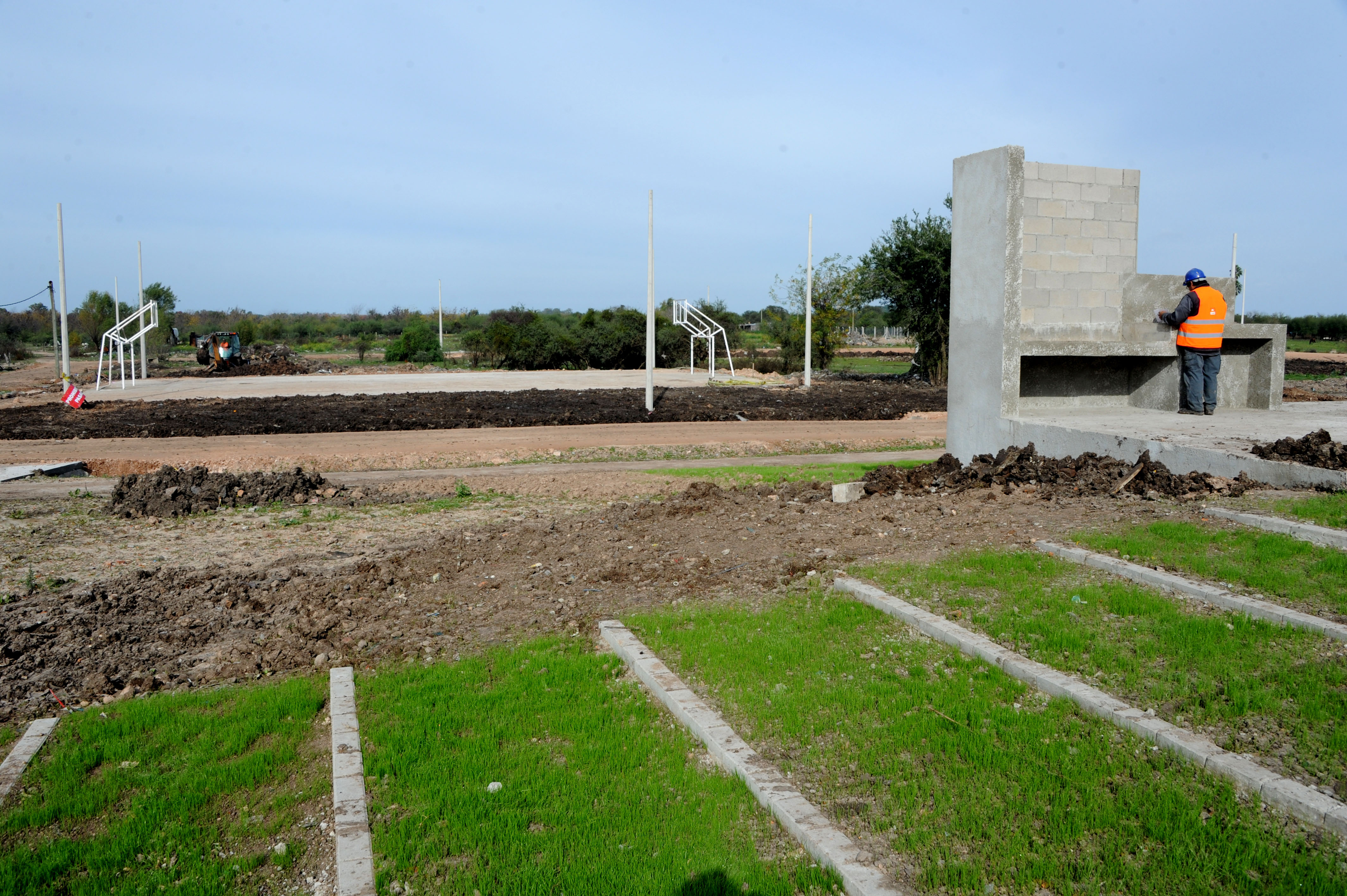 Eneida de León recorre nuevo espacio donde serán realojadas familias del barrio La Chapita, Paysandú