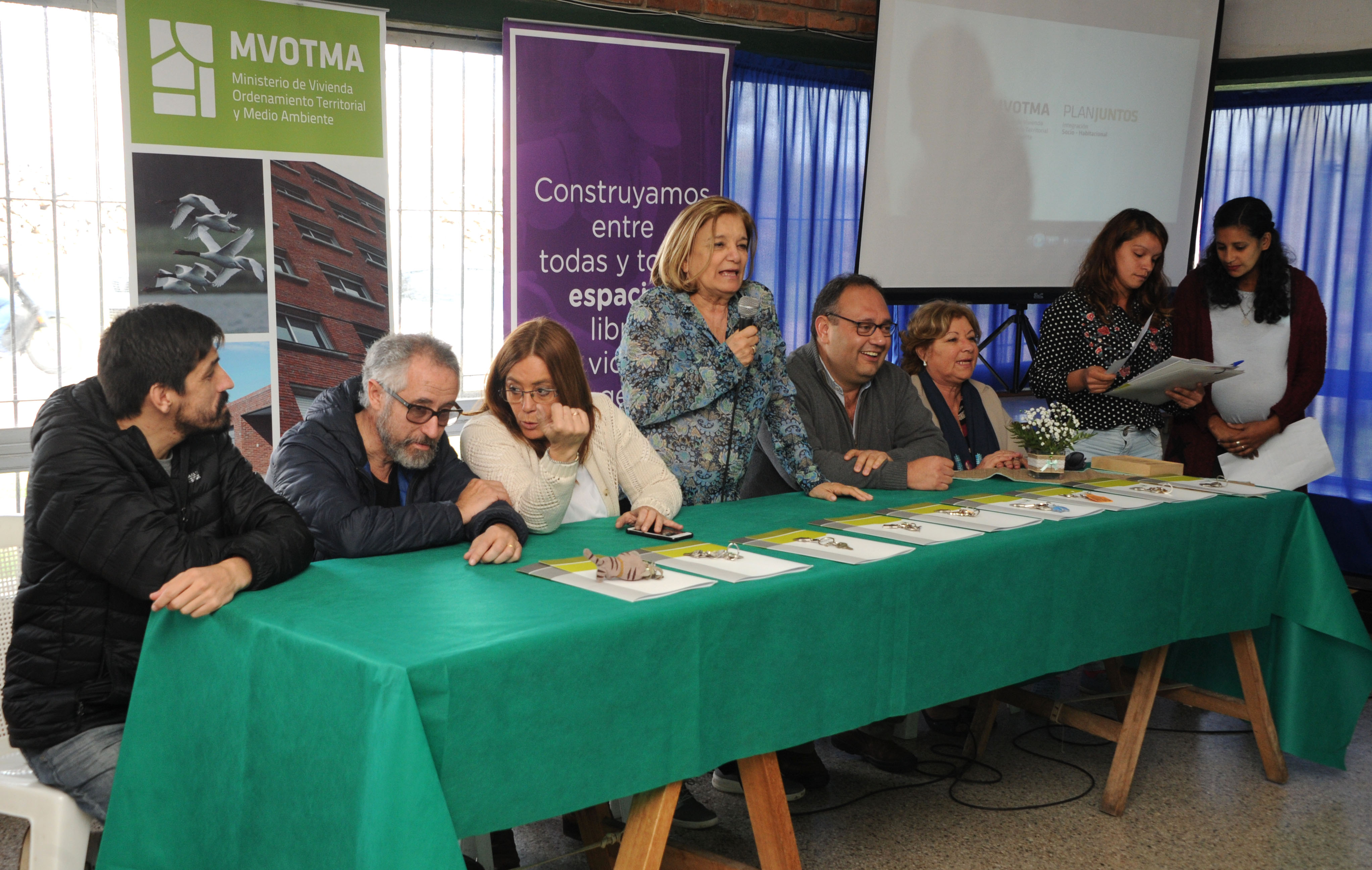 Ministra Eneida de Léon encabeza la entrega de llaves
