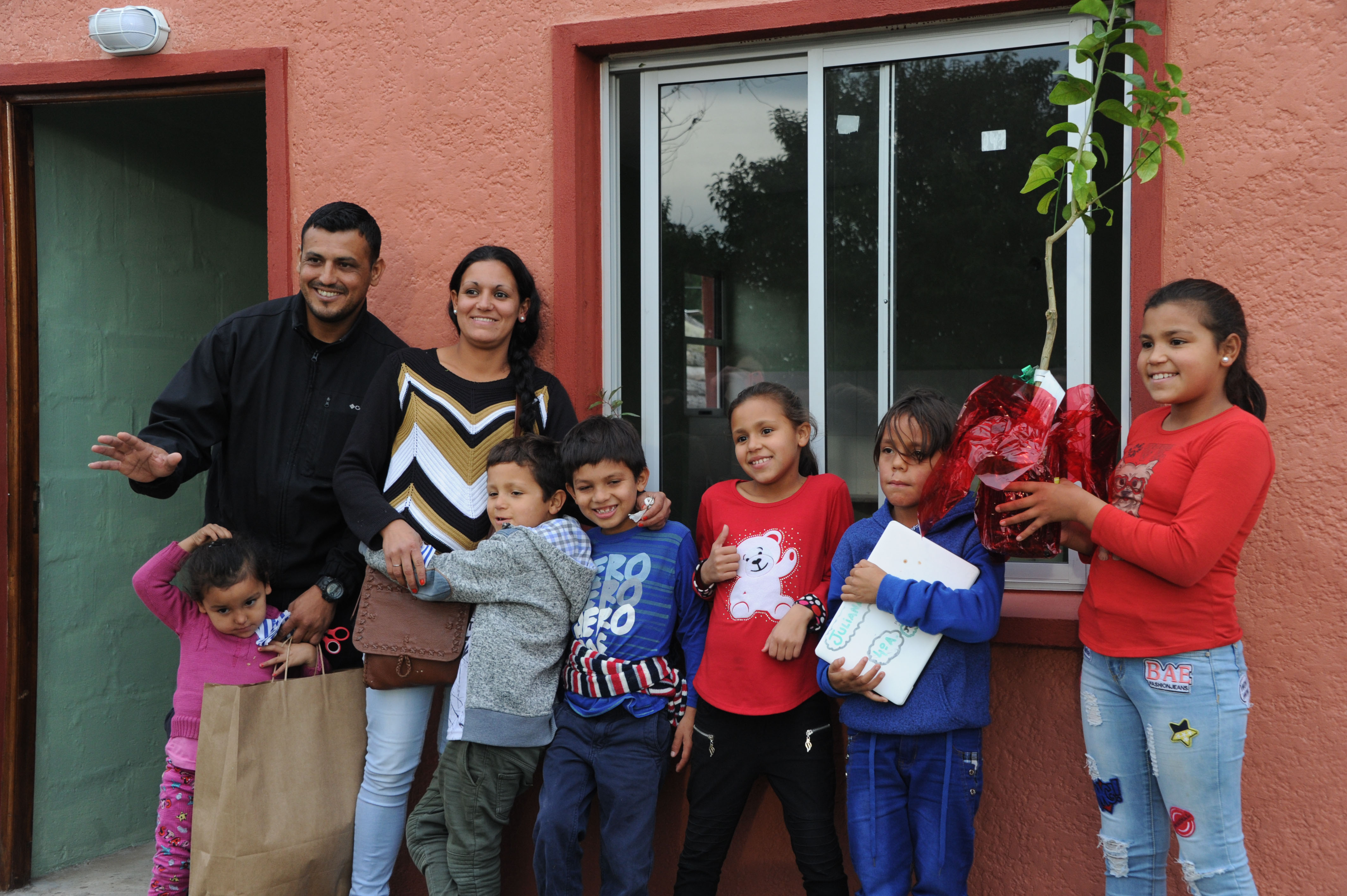 Entrega de casas de participantes del Plan Juntos