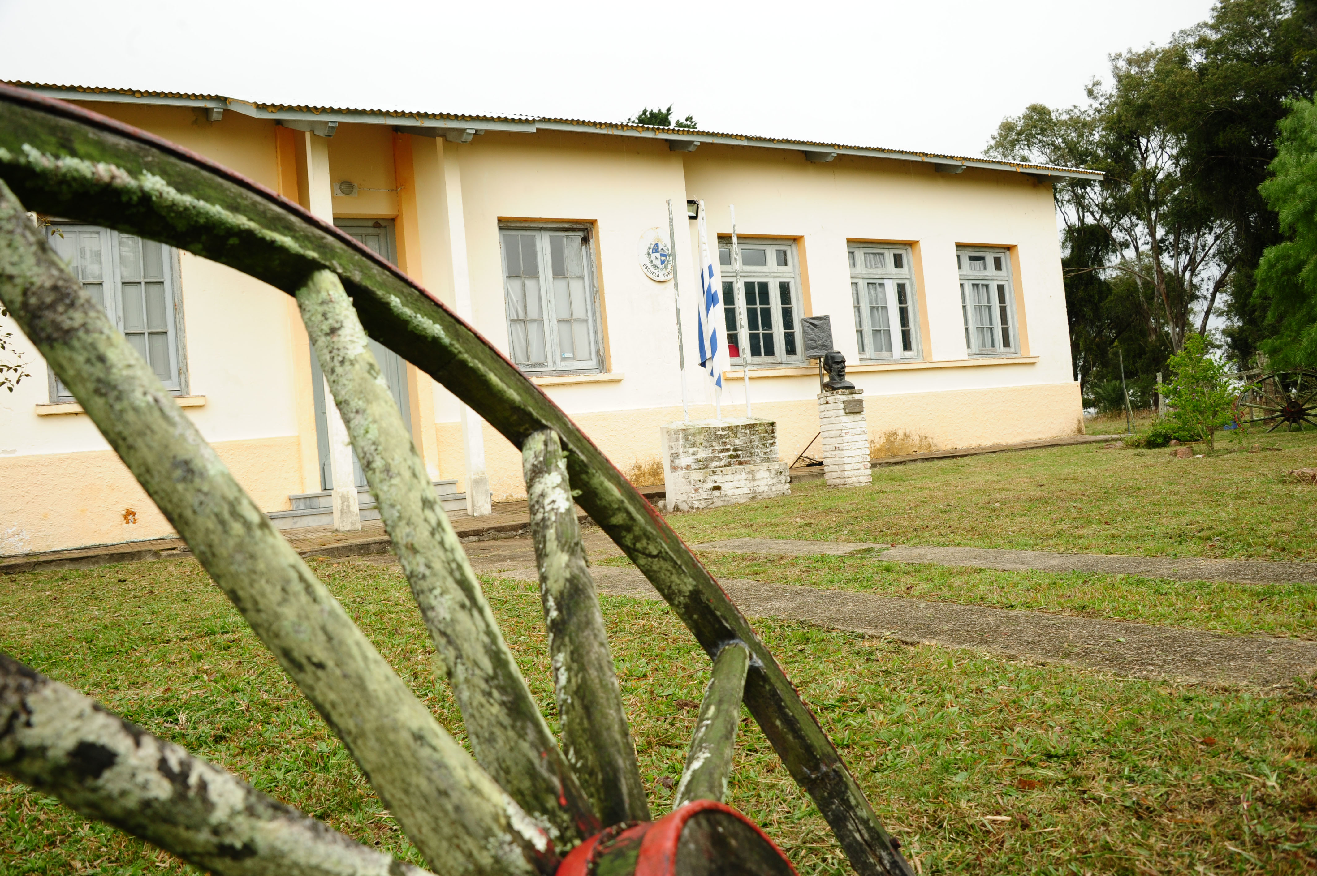 Visita a las escuelas n.º 26 y n.º 105 de Cerro Largo por parte de autoridades de UTE
