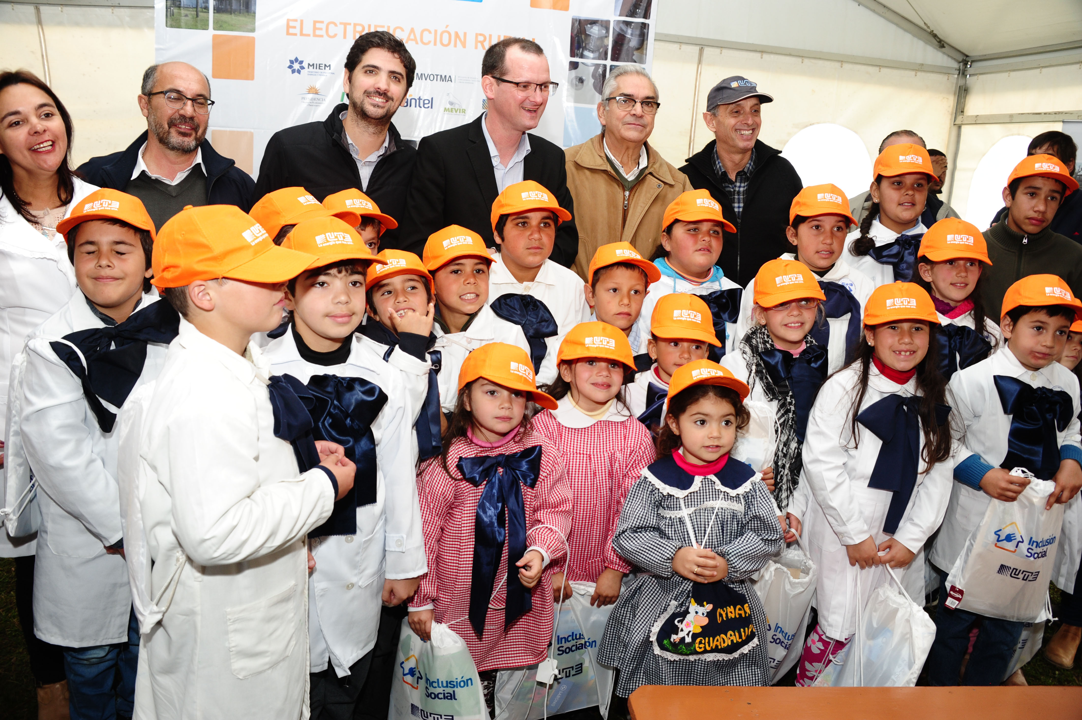 Alumnos de la escuela n.° 94, de Puntas de Tacuarí, con autoridades nacionales