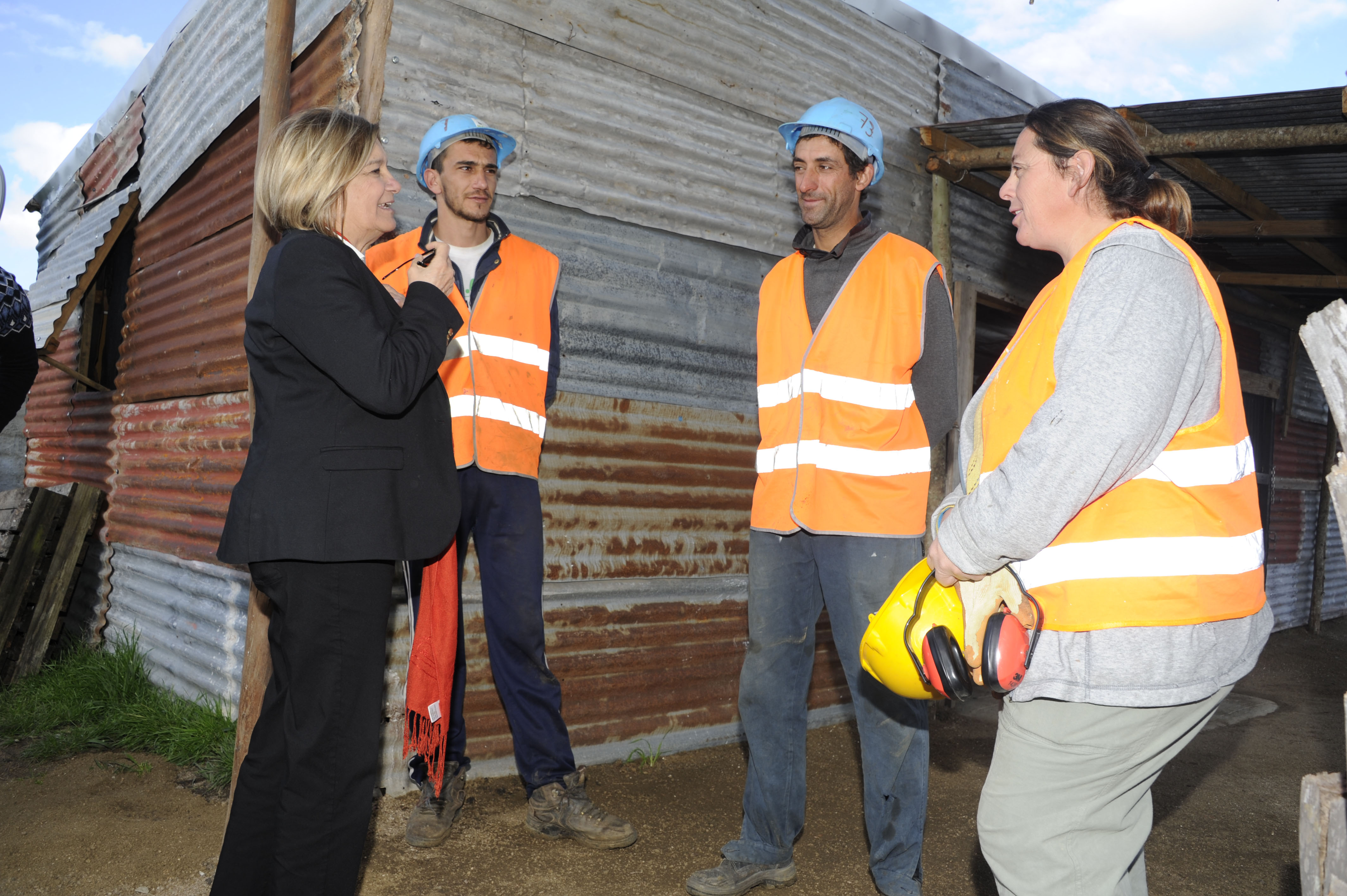 Autoridades de Gobierno visitaron viviendas de Mevir, cooperativas y obras de saneamiento en Mariscala