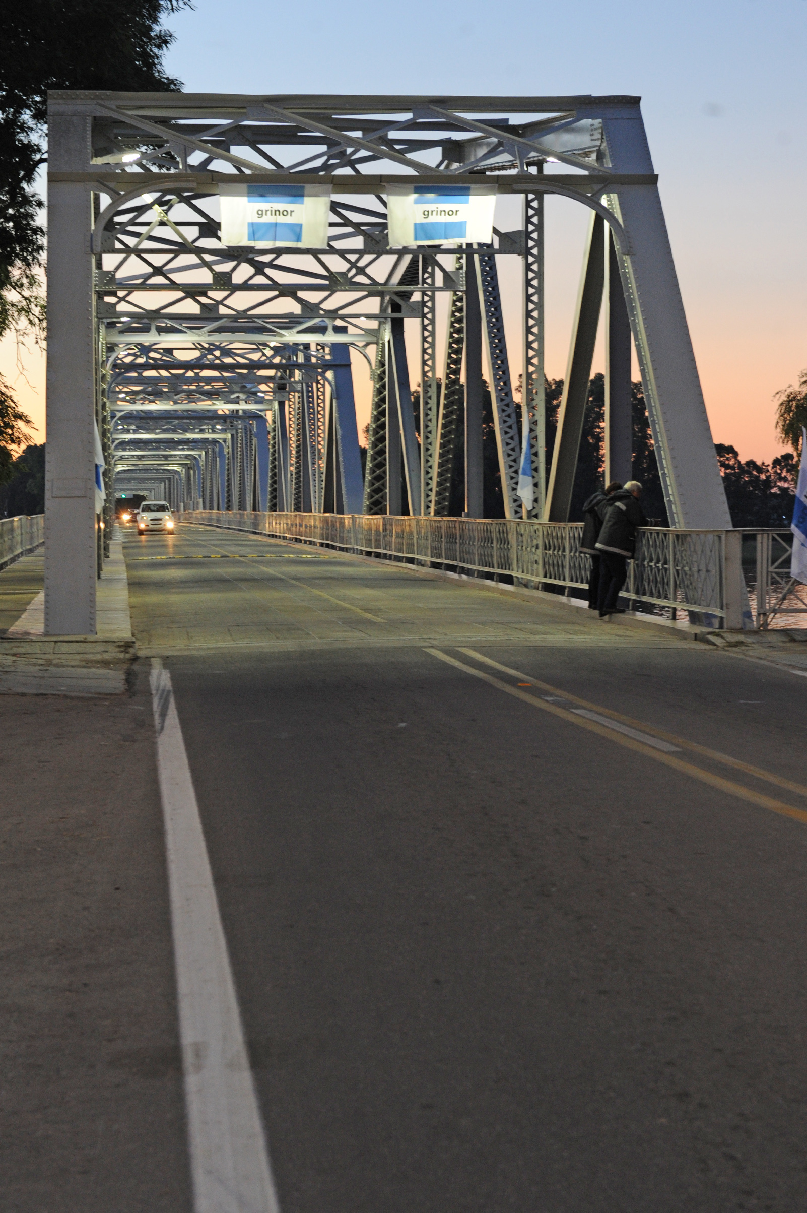 Inauguración de remodelación de puente original sobre río Santa Lucía