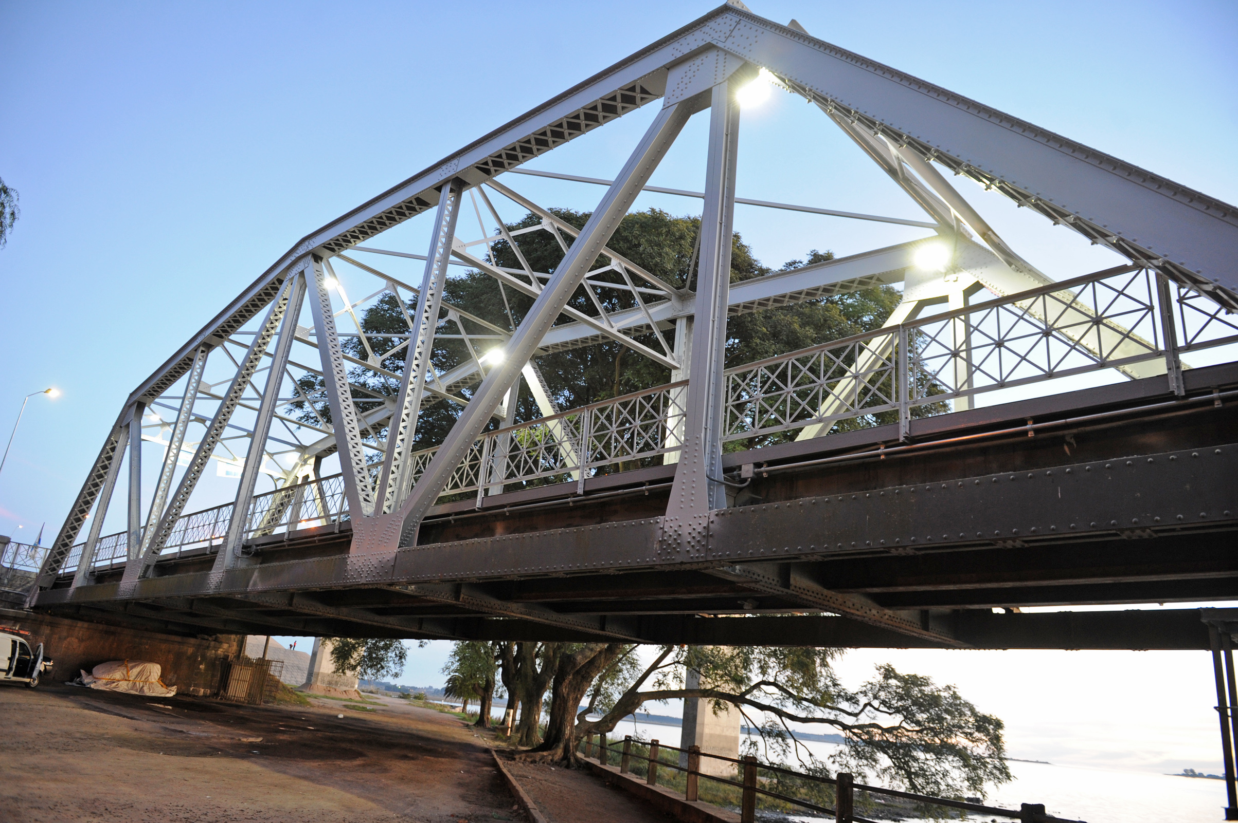 Inauguración de remodelación de puente original sobre río Santa Lucía