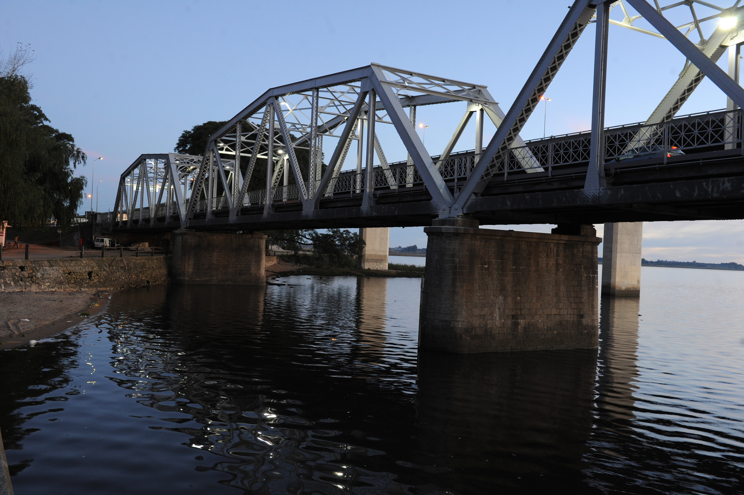 Inauguración de remodelación de puente original sobre río Santa Lucía