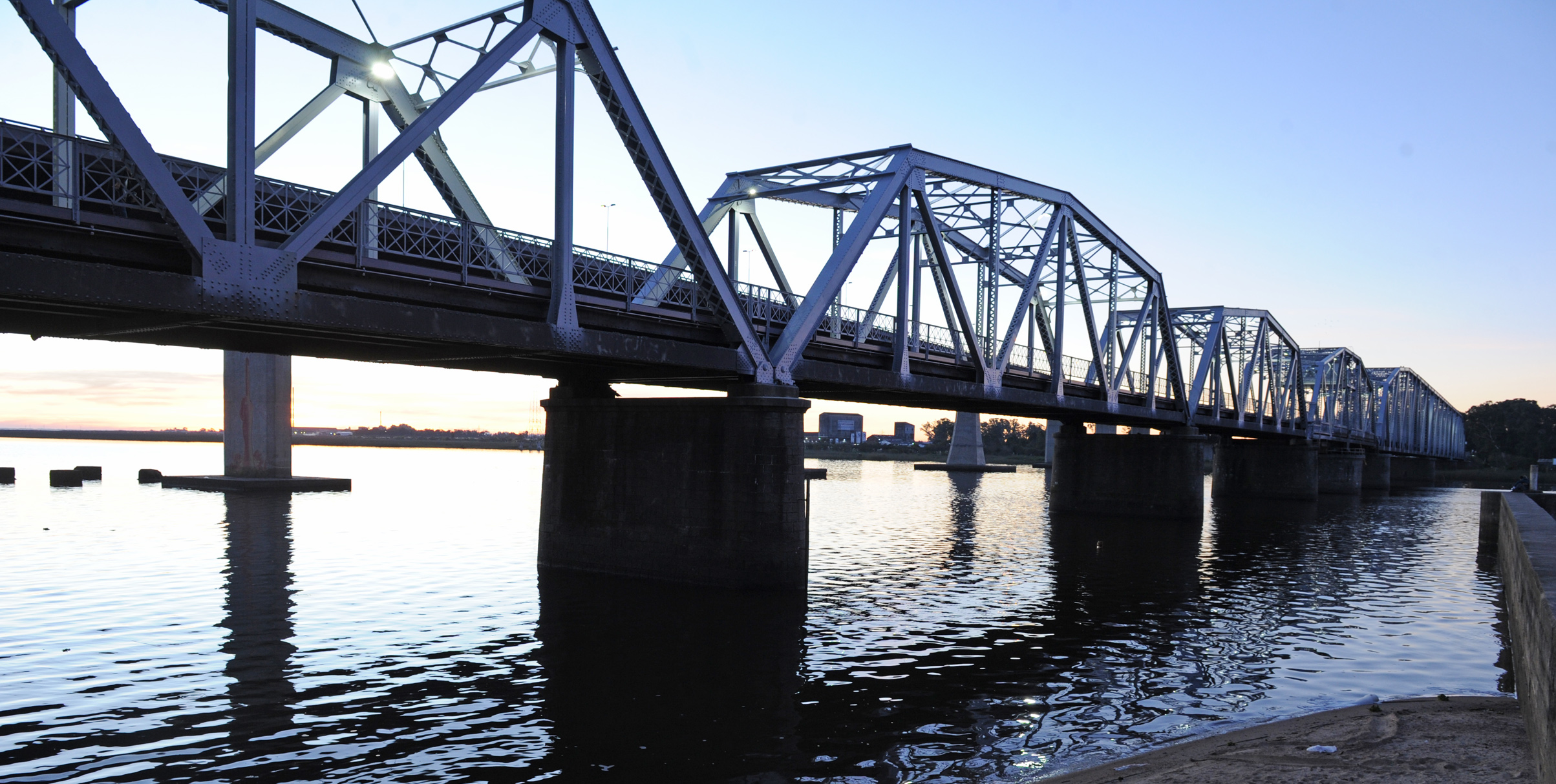 Inauguración de remodelación de puente original sobre río Santa Lucía