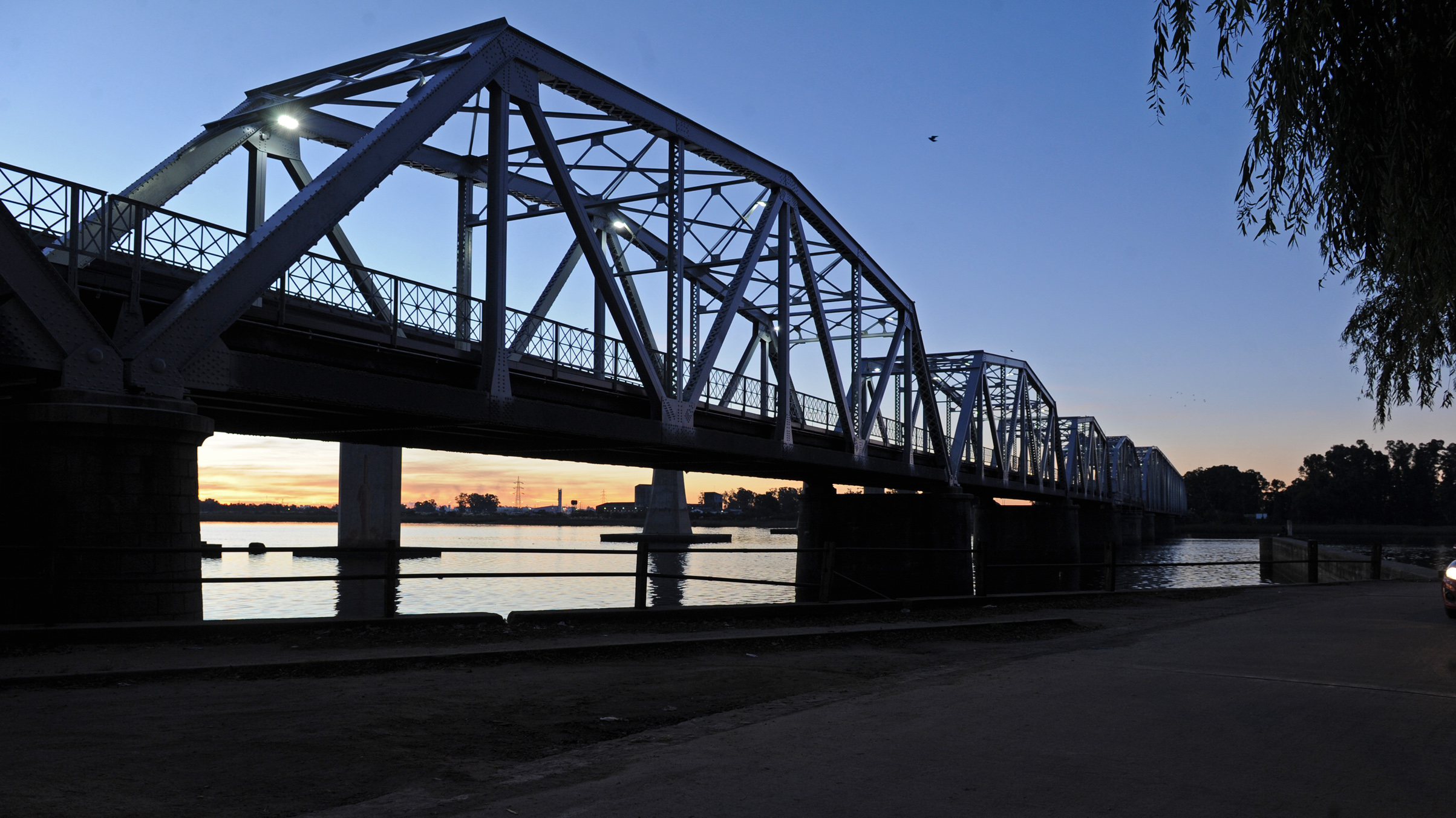 Inauguración de remodelación de puente original sobre río Santa Lucía