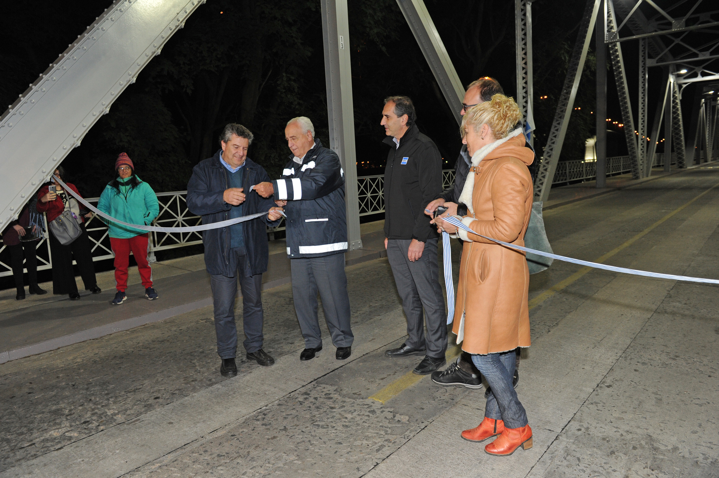 Inauguración de remodelación de puente original sobre río Santa Lucía