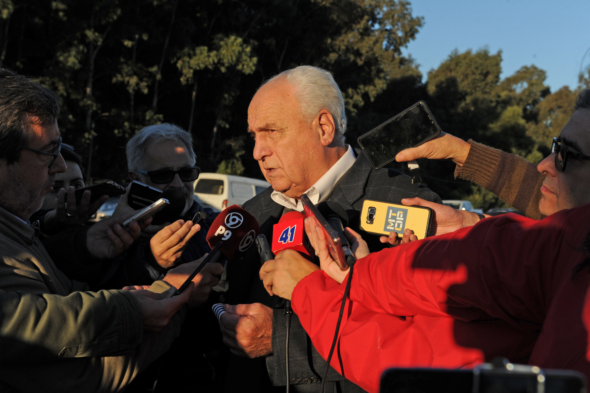 Ministro de Transporte y Obras Públicas, Víctor Rossi, realizando declaraciones a la prensa